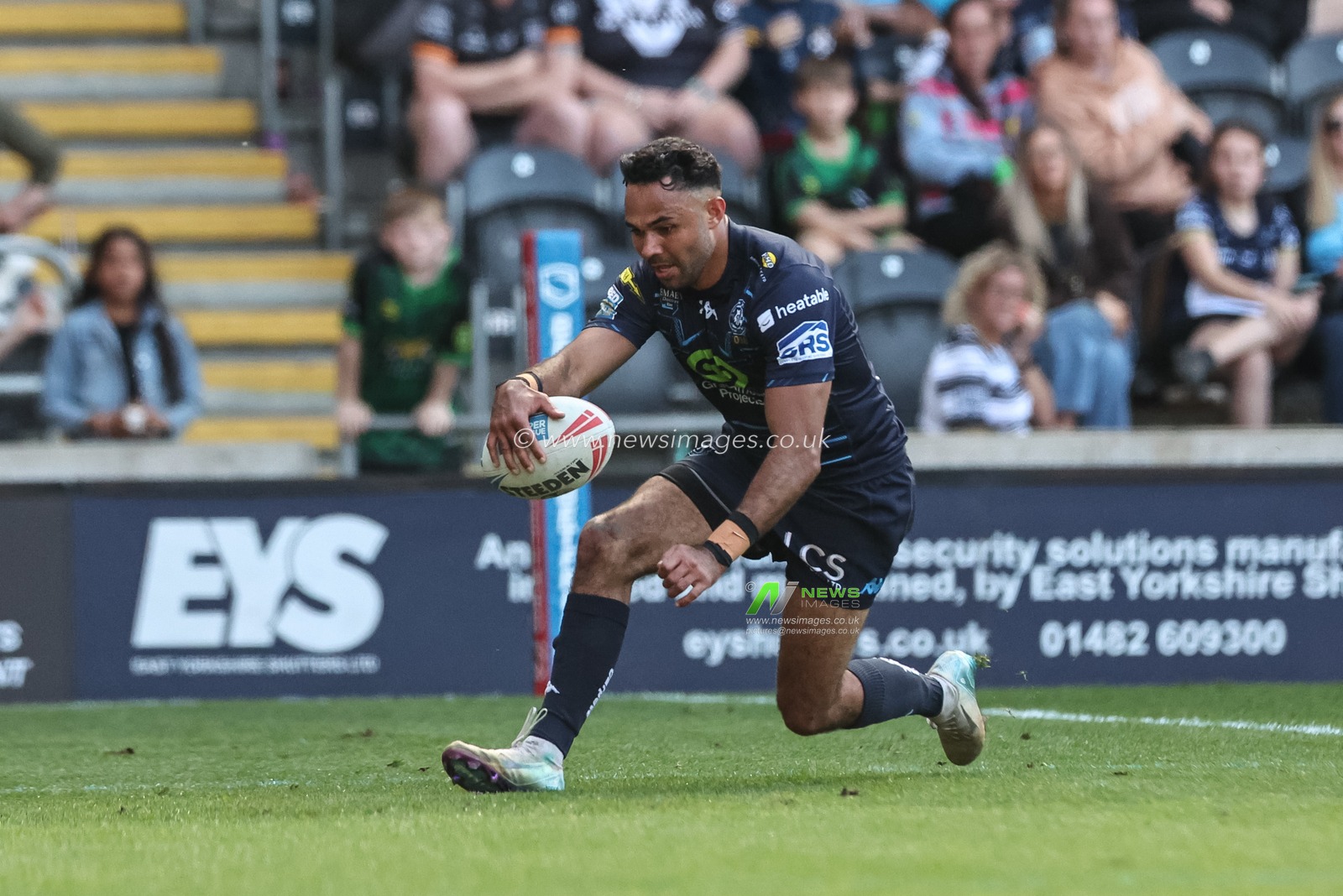 Bevan French of Wigan Warriors goes over for a try during the Betfred Super League Round 9 match Hull FC vs Wigan Warriors at MKM Stadium, Hull, United Kingdom, 27th April 2025

(Photo by Mark Cosgrove/News Images)
