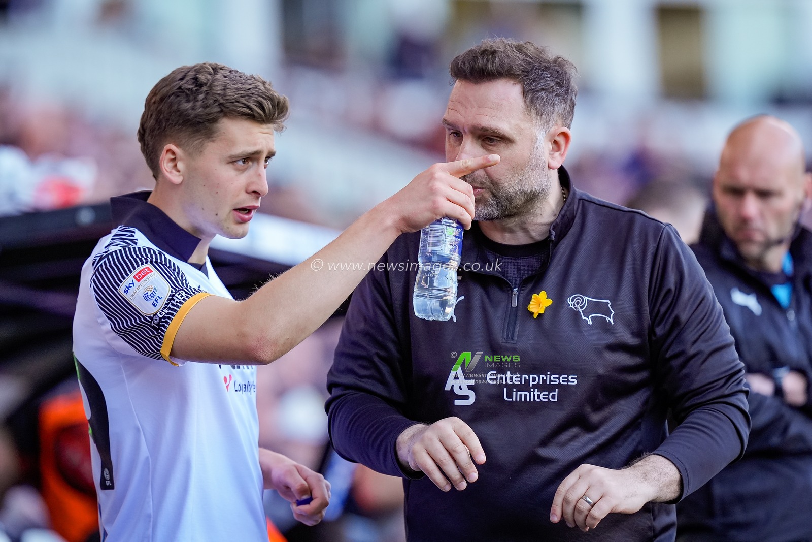 John Eustace manager of Derby County gives Oscar Fraulo of Derby County team instructions  during the Sky Bet Championship match Derby County vs Stoke City at Pride Park Stadium, Derby, United Kingdom on 06 April 2026

(Photo by Maynard Manyowa/News Images)