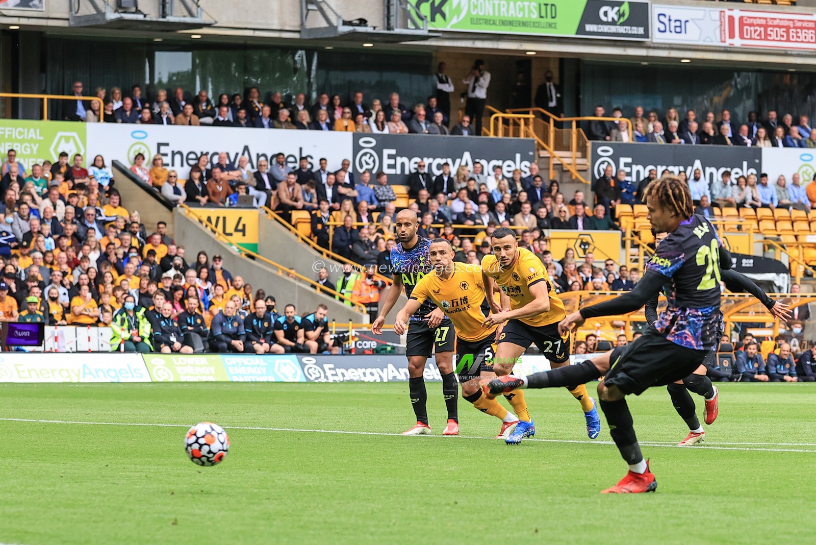 Dele Alli #20 of Tottenham Hotspur scores a penalty to make it 0-1