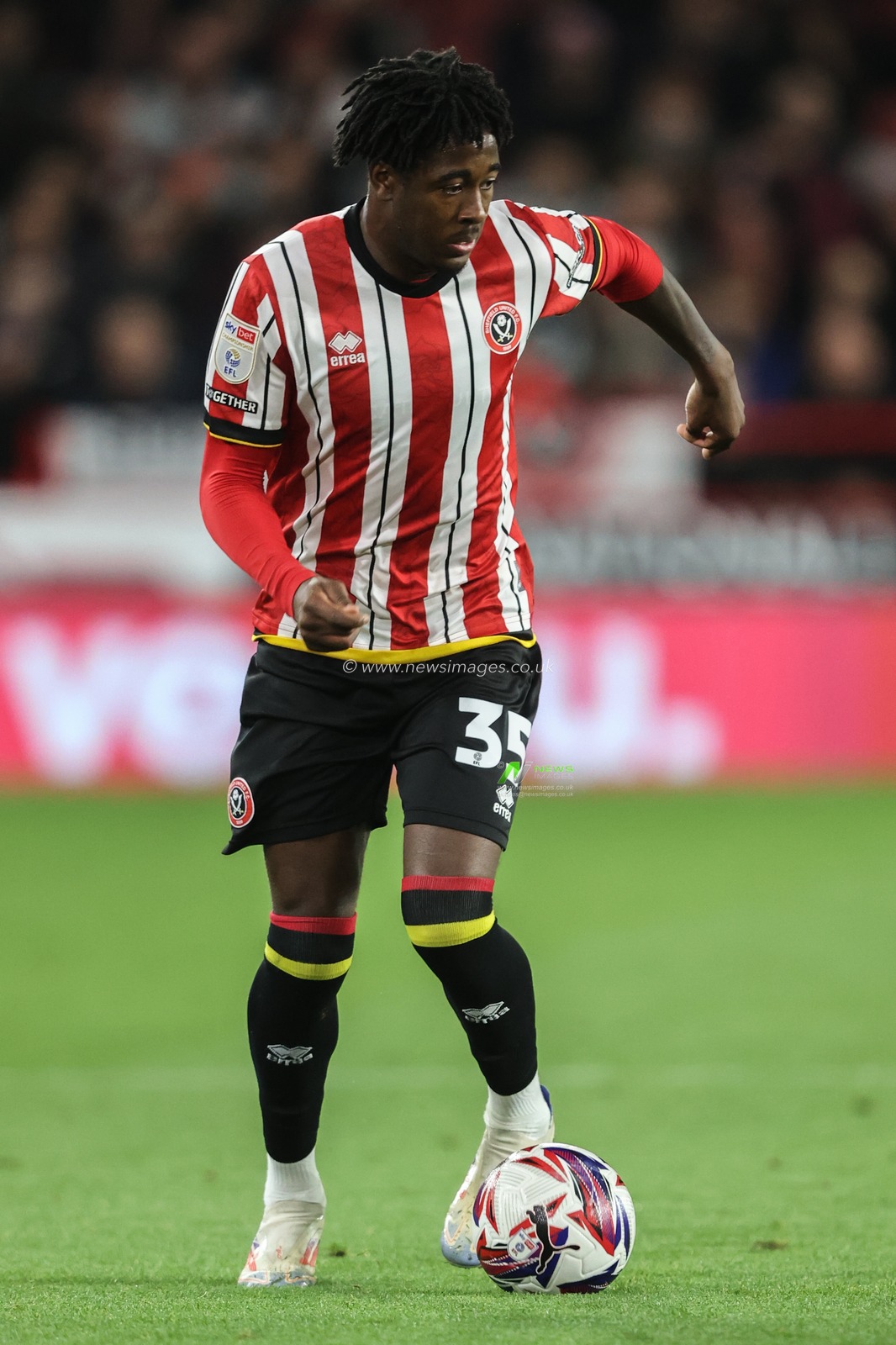 Andre Brooks of Sheffield United battle for the ball rduring the Sky Bet Championship match Sheffield United vs Swansea City at Bramall Lane, Sheffield, United Kingdom, 2nd October 2024

(Photo by Alfie Cosgrove/News Images)