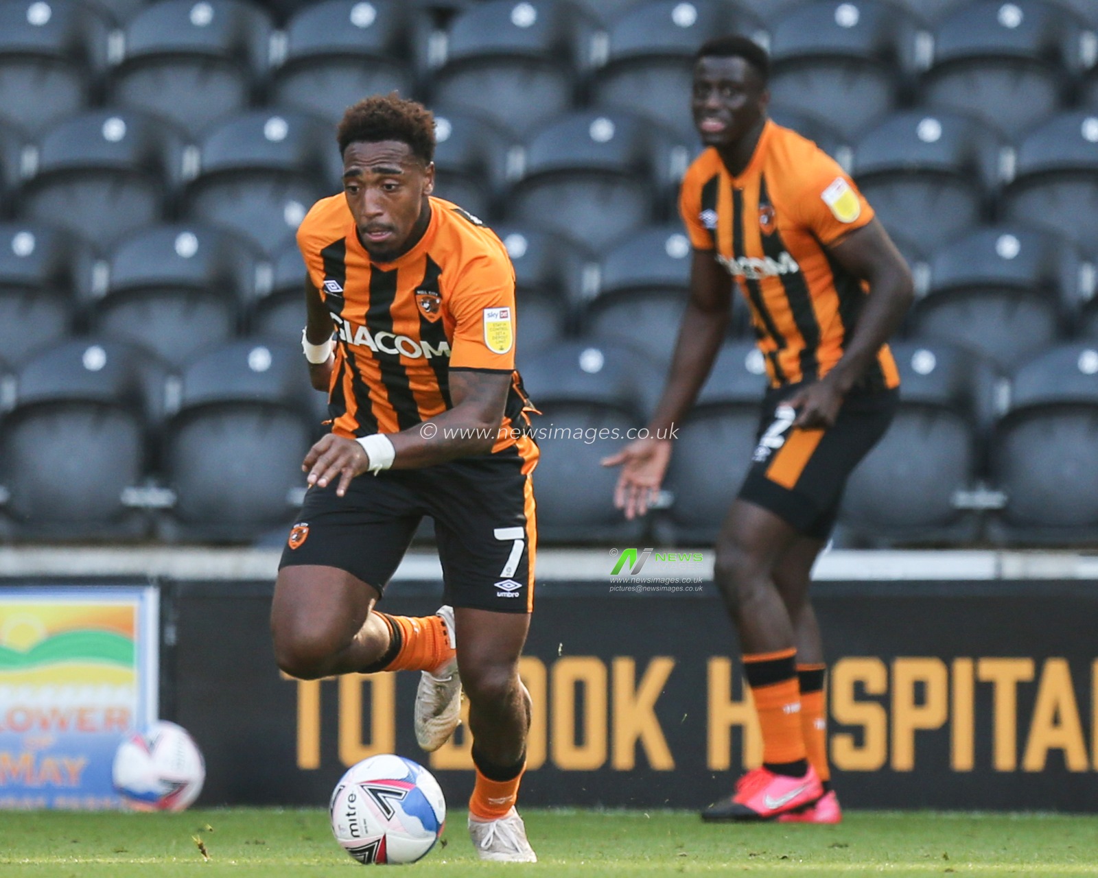 Mallik Wilks (7) of Hull City attacks with the ball