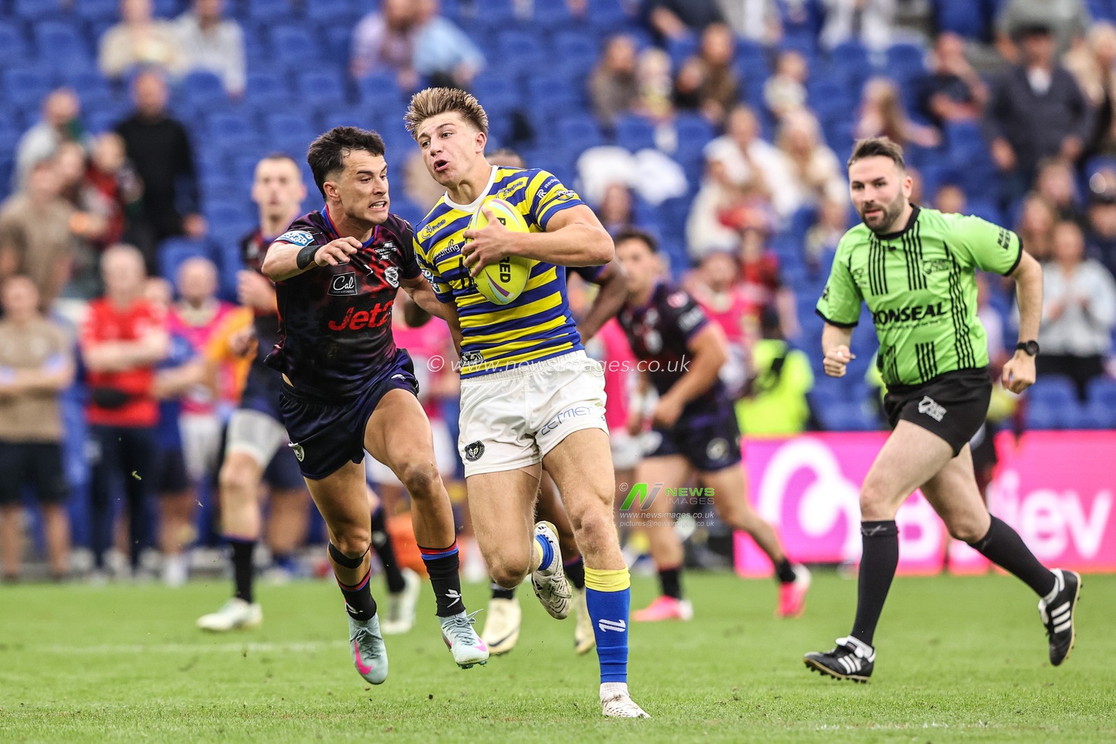 Ewan Irwin of Warrington Wolves is tackled by David Armstrong of Leigh Leopards during the Betfred Super League Magic Weekend match Leigh Leopards vs Warrington Wolves at Leigh Sports Village, Leigh, United Kingdom on 04 July 2026

(Photo by Alfie Cosgrove/News Images)