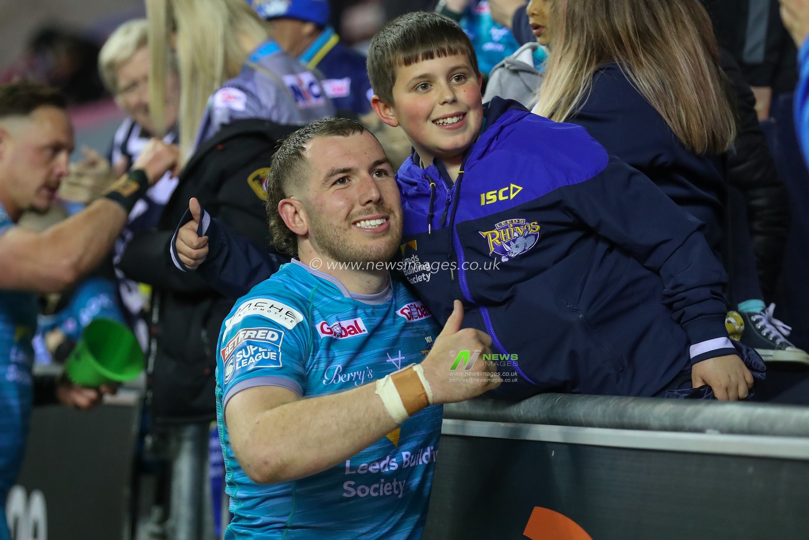 Cameron Smith #13 of Leeds Rhinos takes a photo with a fan during the Betfred Super League Round 12 match Wigan Warriors vs Leeds Rhinos at DW Stadium, Wigan, United Kingdom, 12th May 2023

(Photo by Gareth Evans/News Images)