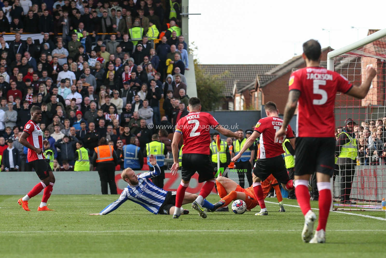 Barry Bannan #10 of Sheffield Wednesday goes close to scoring during the Sky Bet League 1 match Lincoln City vs Sheffield Wednesday at Gelder Group Sincil Bank Stadium, Lincoln, United Kingdom, 22nd October 2022

(Photo by Arron Gent/News Images)