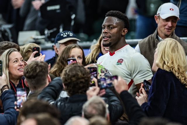 Mario Itoje of England with the Hillary Shield after the game during the Quilter Nations Series 2025 match England vs New Zealand at Allianz Stadium, Twickenham, United Kingdom, 15th November 2025

(Photo by Mark Cosgrove/News Images)

*** GER AUT SUI OUT ***