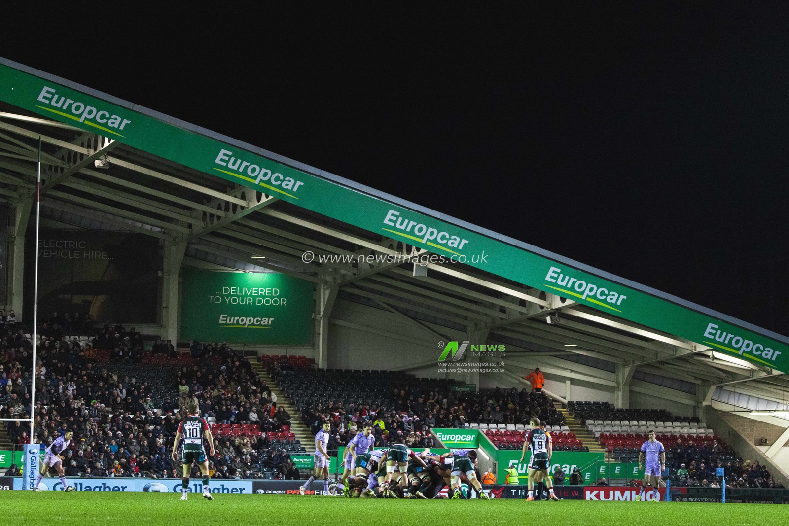 Both Teams scrum just into Gloucester’s half during the Gallagher Premiership match Leicester Tigers vs Gloucester Rugby at Mattioli Woods Welford Road Stadium, Leicester, United Kingdom, 19th December 2025

(Photo by Craig Evans/News Images)

*** GER AUT SUI OUT ***