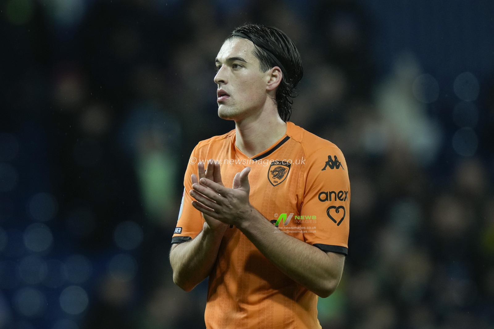 Jacob Greaves #4 of Hull City salutes the fans after the Sky Bet Championship match West Bromwich Albion vs Hull City at The Hawthorns, West Bromwich, United Kingdom, 4th November 2023

(Photo by Steve Flynn/News Images)
