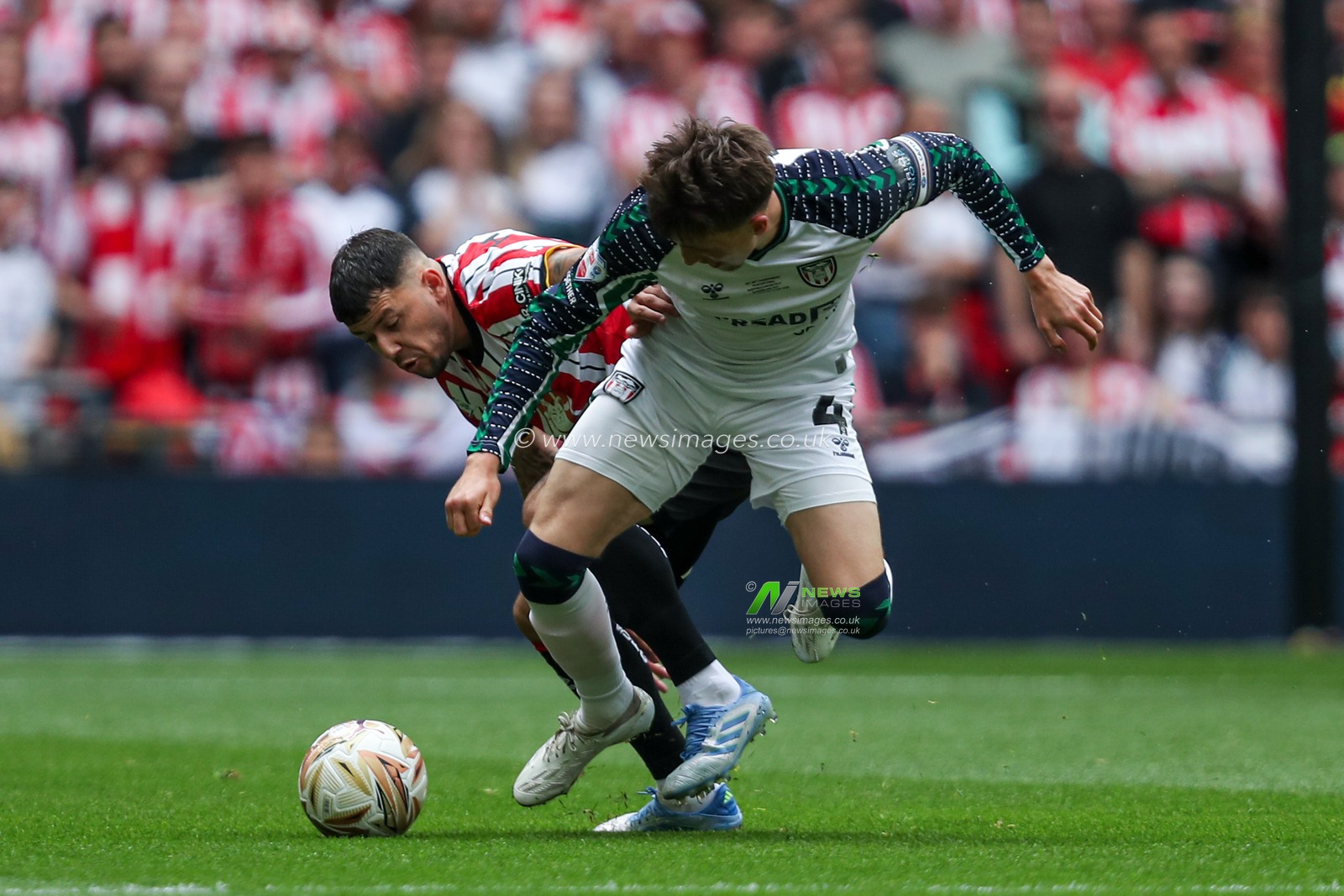Gustavo Hamer of Sheffield United tackles Dan Neil of Sunderland during the Sky Bet Championship Playoff Final match Sheffield United vs Sunderland at Wembley Stadium, London, United Kingdom, 24th May 2025

(Photo by Izzy Poles/News Images)