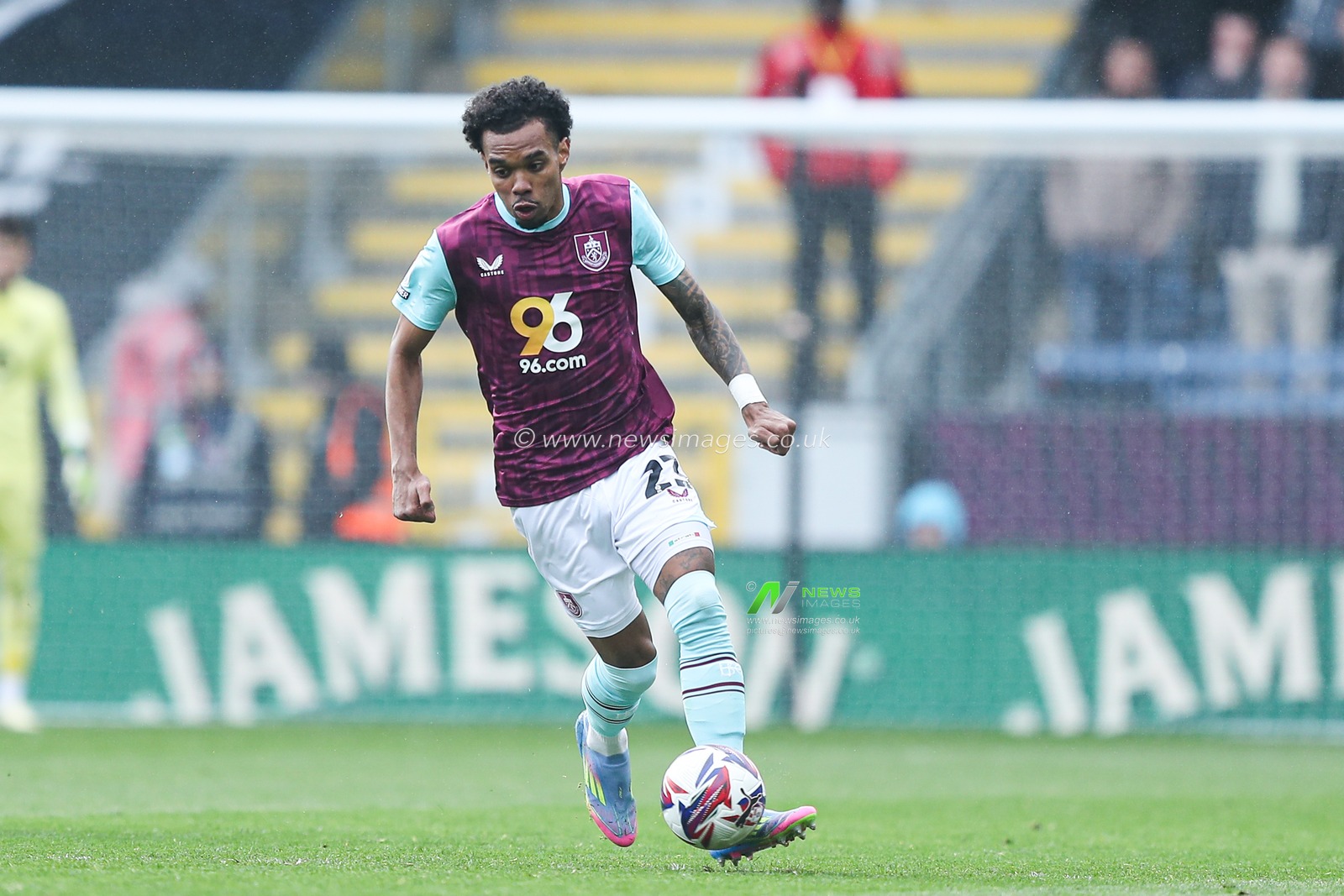 Lucas Pires of Burnley with ball at his feet during the Sky Bet Championship match Burnley vs Bristol City at Turf Moor, Burnley, United Kingdom, 29th March 2025

(Photo by Jorge Horsted/News Images)