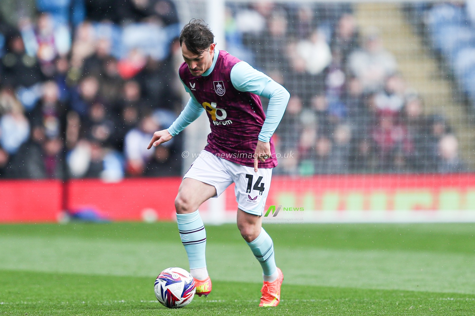 Connor Roberts of Burnley passes the ball forward during the Sky Bet Championship match Burnley vs Bristol City at Turf Moor, Burnley, United Kingdom, 29th March 2025

(Photo by Jorge Horsted/News Images)