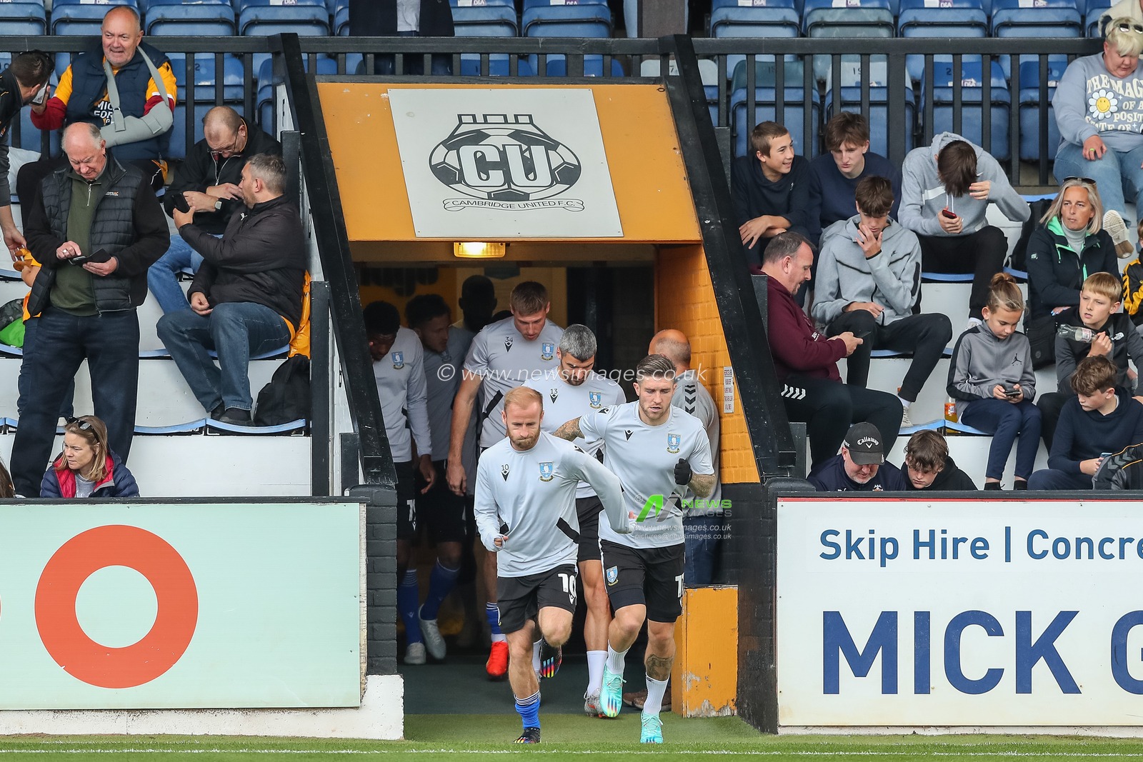 Sheffield Wednesday players come out to warmup ahead of the Sky Bet League 1 match Cambridge United vs Sheffield Wednesday at Abbey Stadium, Cambridge, United Kingdom, 15th October 2022

(Photo by Gareth Evans/News Images)