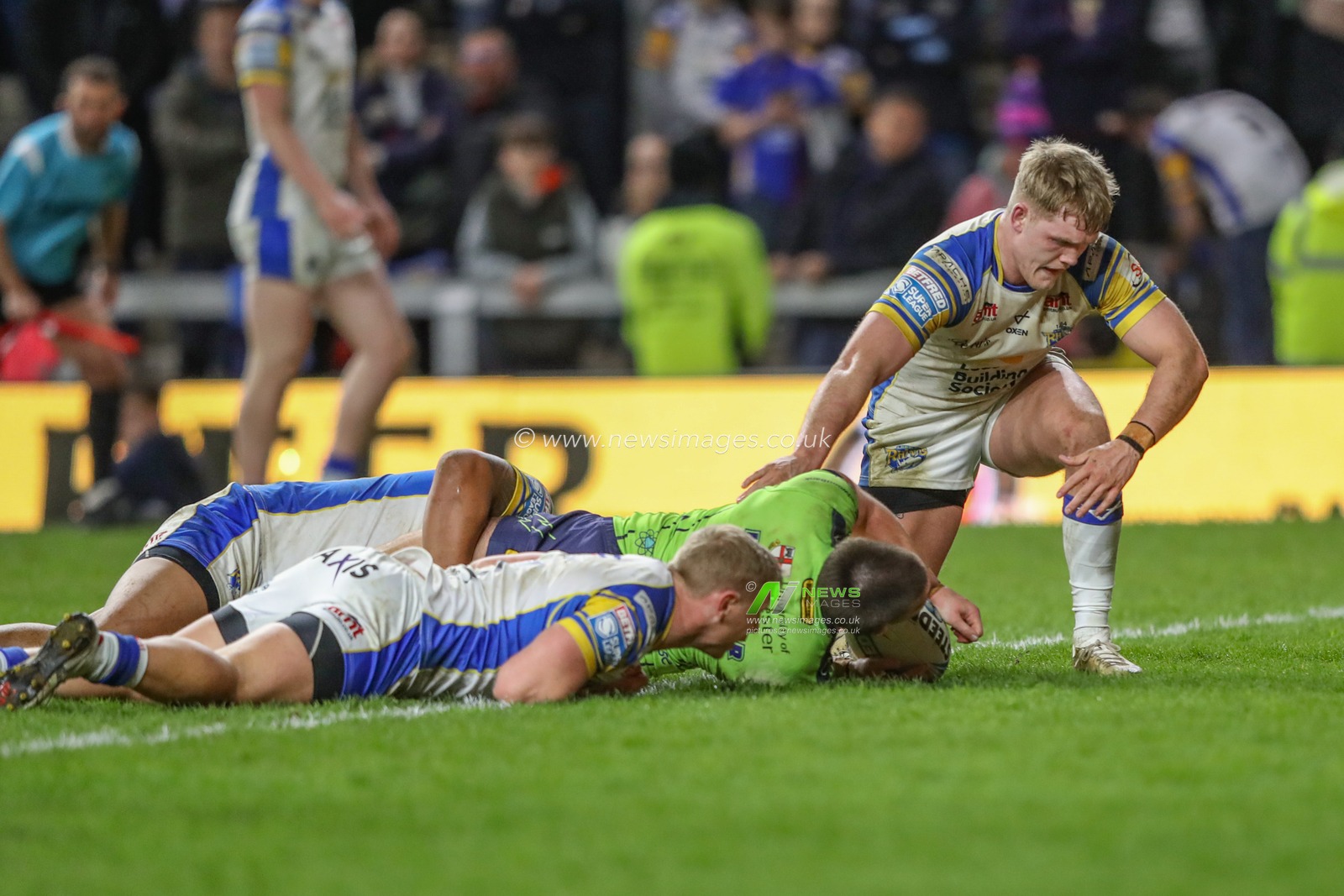 Danny Walker of Warrington Wolves goes over for a try during the Betfred Super League Round 7 match Leeds Rhinos vs Warrington Wolves at Headingley Stadium, Leeds, United Kingdom, 5th April 2024

(Photo by Alfie Cosgrove/News Images)
