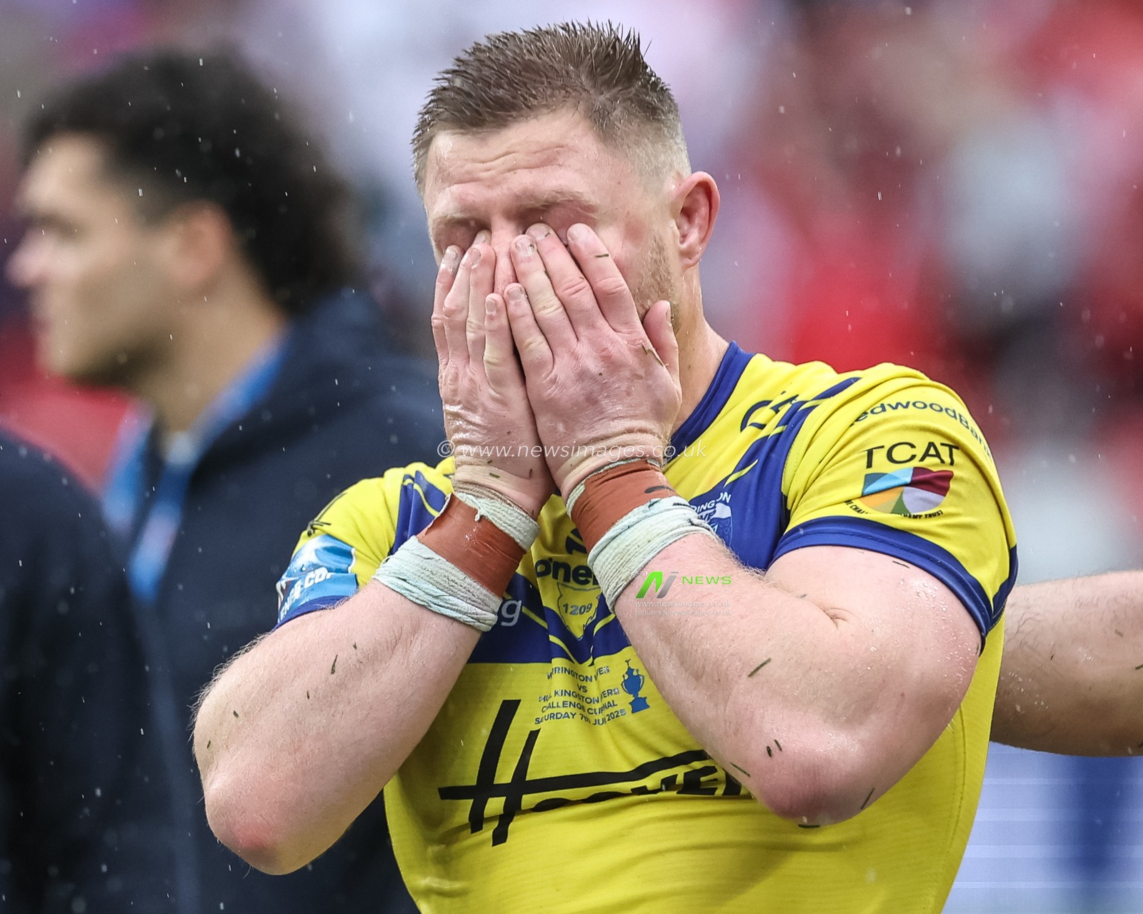 A dejected Luke Yates of Warrington Wolves during the Betfred Challenge Cup Final Warrington Wolves vs Hull KR at Wembley Stadium, London, United Kingdom, 7th June 2025

(Photo by Mark Cosgrove/News Images)