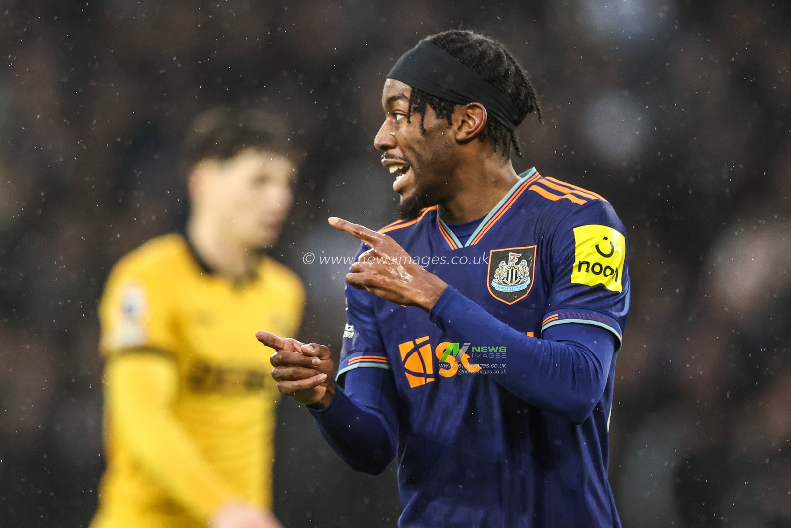 Anthony Elanga of Newcastle United gives his team instructions during the Premier League match Wolverhampton Wanderers vs Newcastle United at Molineux, Wolverhampton, United Kingdom, 18th January 2026

(Photo by Alfie Cosgrove/News Images)