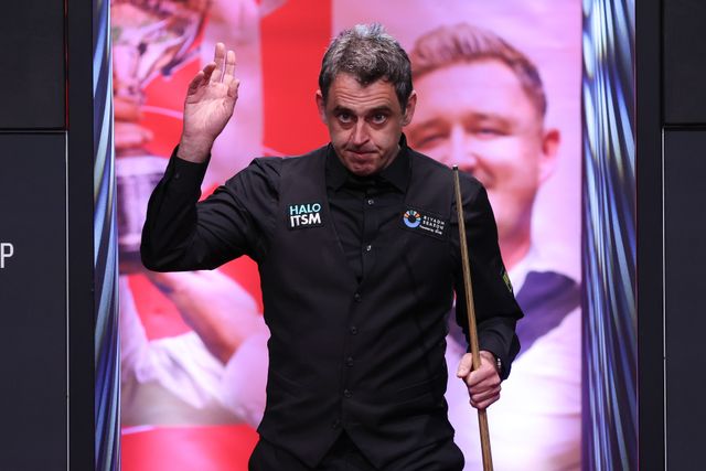Ronnie O'Sullivan arrives ahead of the game against Pang Junxu during the 2025 Halo World Snooker Championship at Crucible Theatre, Sheffield, United Kingdom, 26th April 2025
