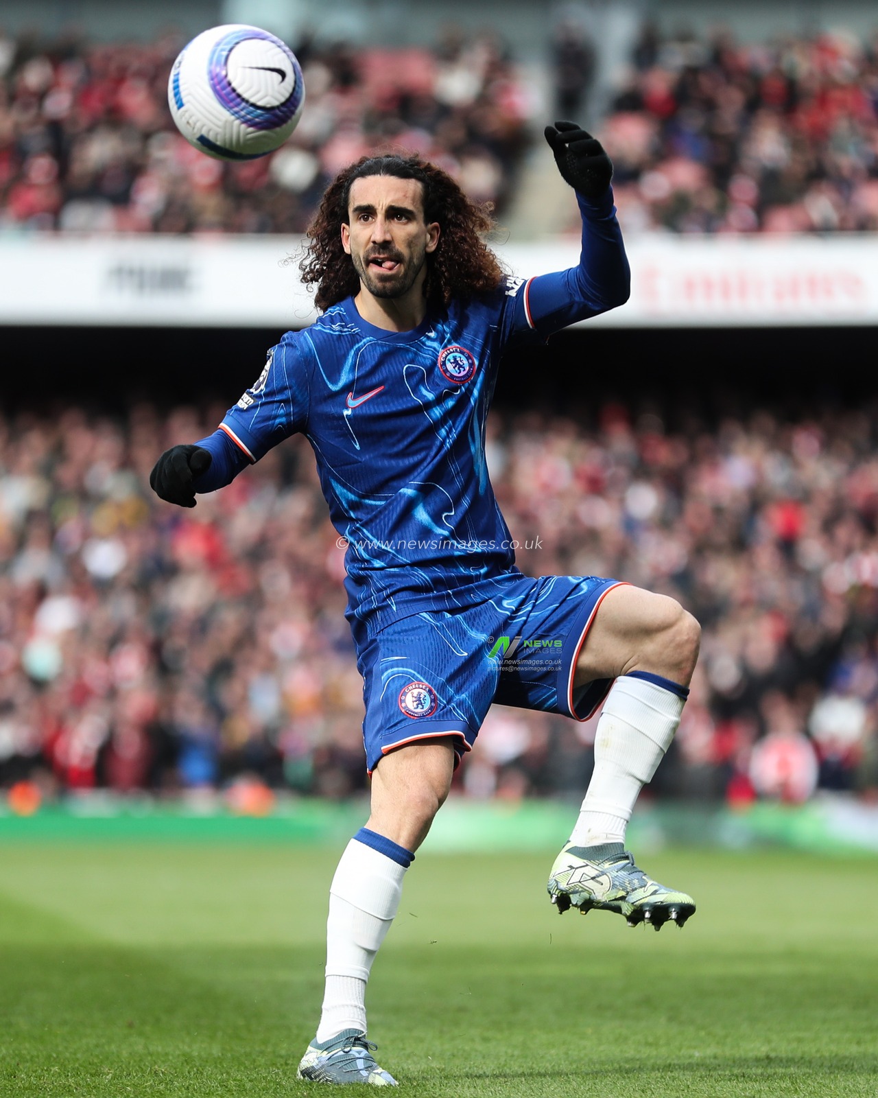Marc Cucurella of Chelsea controls the ball during the Premier League match Arsenal vs Chelsea at Emirates Stadium, London, United Kingdom, 16th March 2025

(Photo by Izzy Poles/News Images)