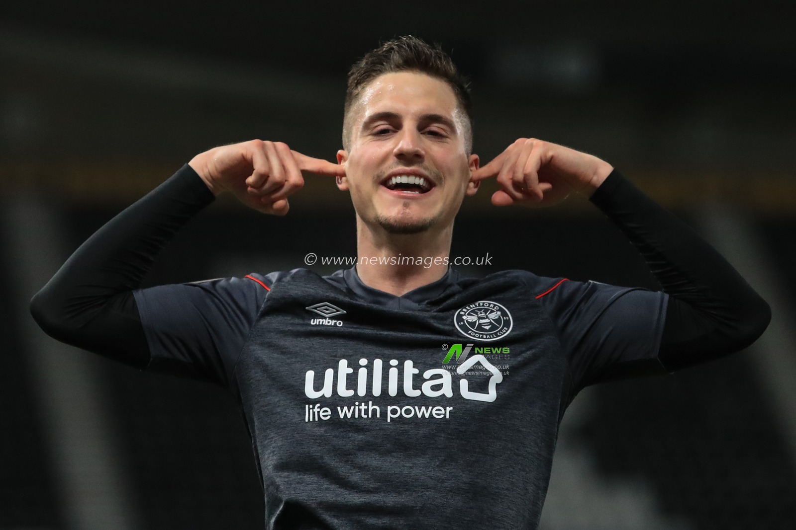 Sergi Canos #7 of Brentford celebrates his goal to make it 0-2