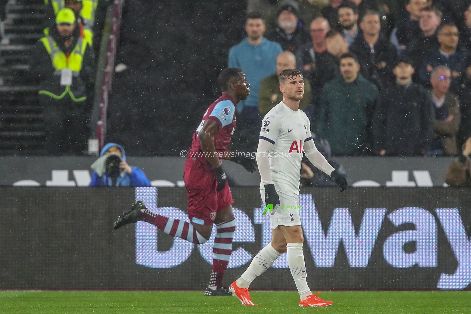 Kurt Zouma of West Ham United celebrates his goal to make it 1-1 during the Premier League match West Ham United vs Tottenham Hotspur at London Stadium, London, United Kingdom, 2nd April 2024

(Photo by Gareth Evans/News Images)