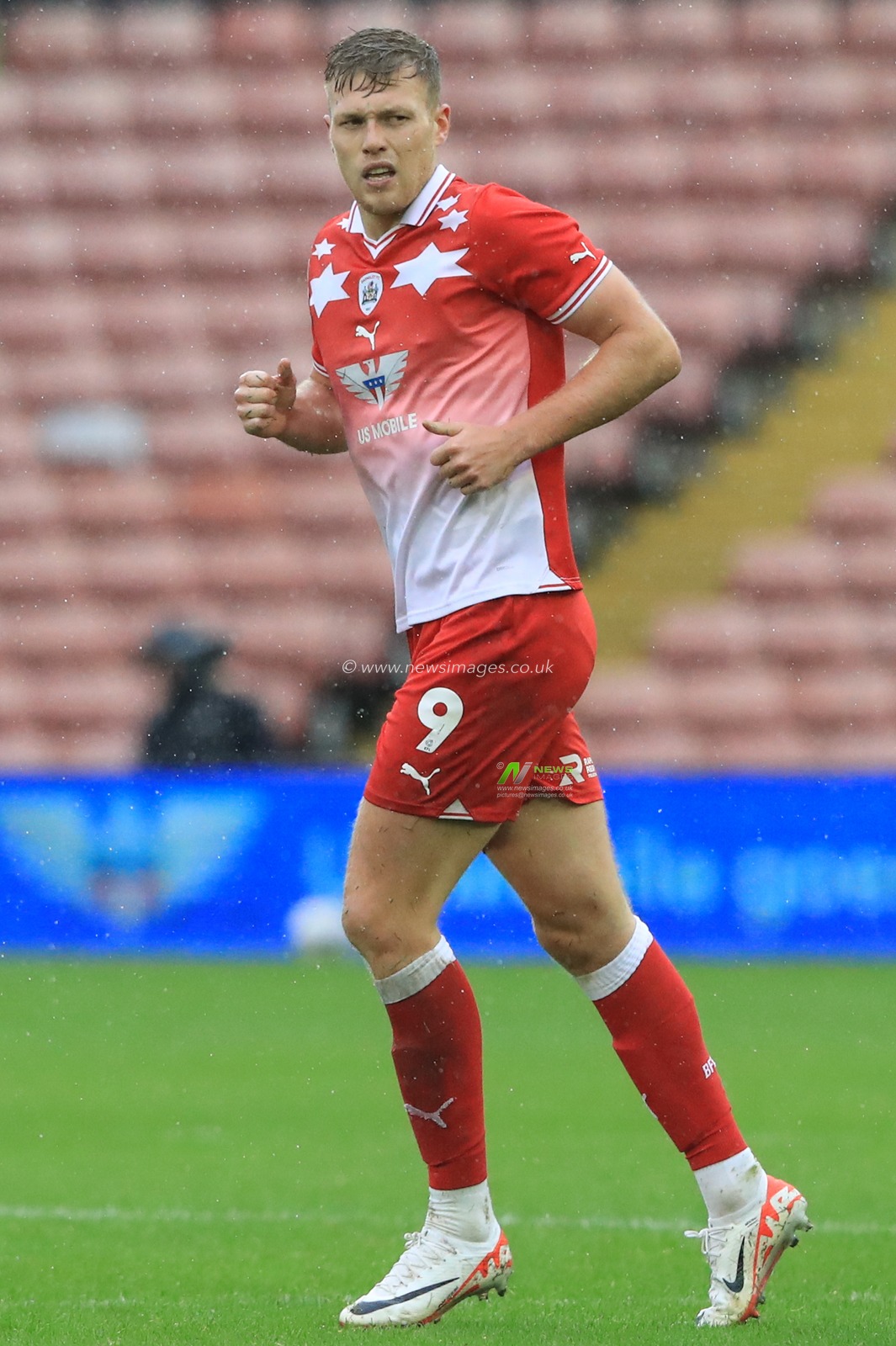 Sam Cosgrove #9 of Barnsley during the Sky Bet League 1 match Barnsley vs Blackpool at Oakwell, Barnsley, United Kingdom, 30th September 2023

(Photo by Alfie Cosgrove/News Images)