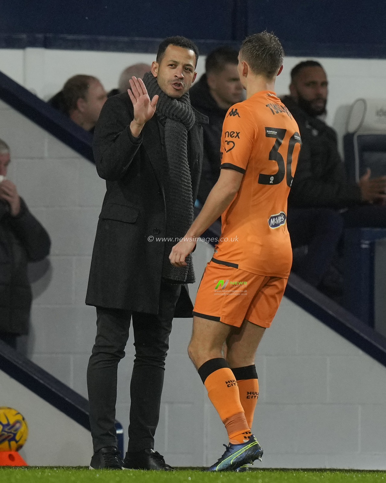 Liam Rosenior, manager of Hull City passes instructions to Scott Twine #30 of Hull City during the Sky Bet Championship match West Bromwich Albion vs Hull City at The Hawthorns, West Bromwich, United Kingdom, 4th November 2023

(Photo by Steve Flynn/News Images)