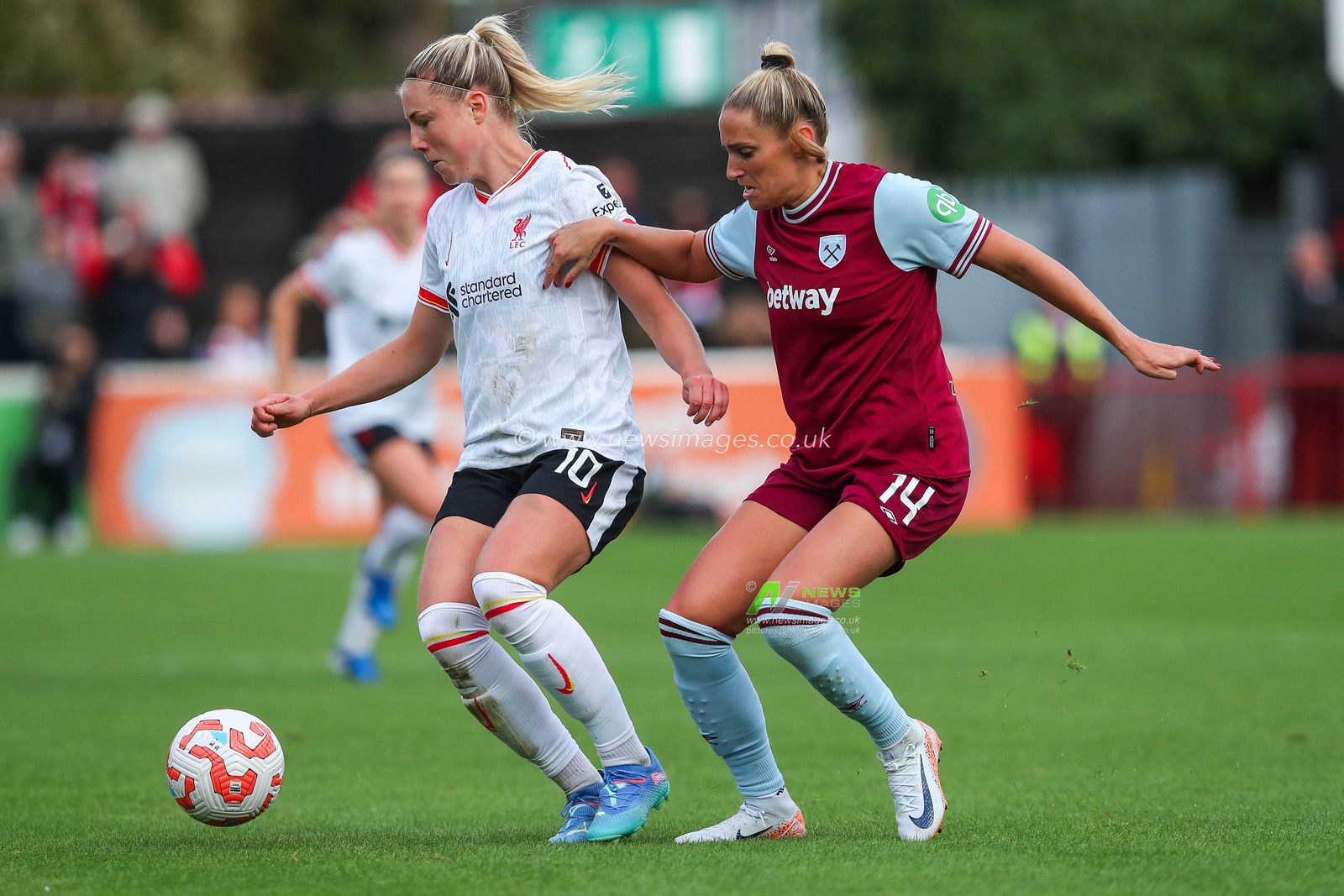Sophie Roman Haug of Liverpool is put under pressure by Shelina Zadorsky of West Ham United during the The FA Women's Super League match West Ham United Women vs Liverpool Women at The Chigwell Construction Stadium, London, United Kingdom, 29th September 2024

(Photo by Izzy Poles/News Images)