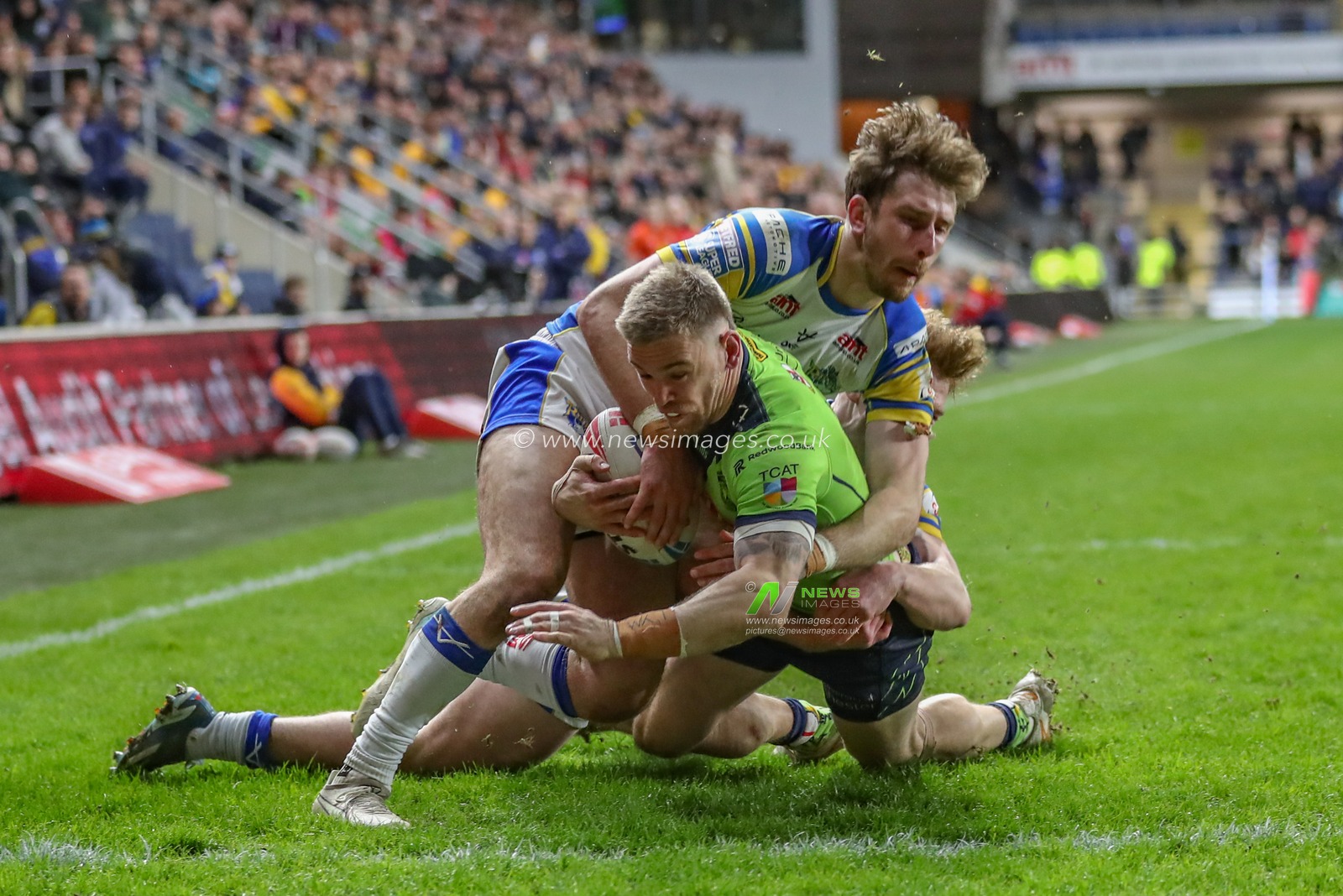 Matt Dufty of Warrington Wolves goes over for a tryduring the Betfred Super League Round 7 match Leeds Rhinos vs Warrington Wolves at Headingley Stadium, Leeds, United Kingdom, 5th April 2024

(Photo by Alfie Cosgrove/News Images)