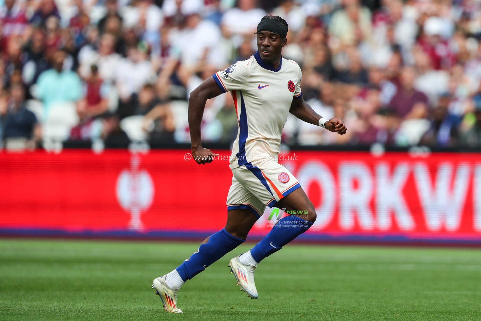 Noni Madueke of Chelsea during the Premier League match West Ham United vs Chelsea at London Stadium, London, United Kingdom, 21st September 2024

(Photo by Gareth Evans/News Images)