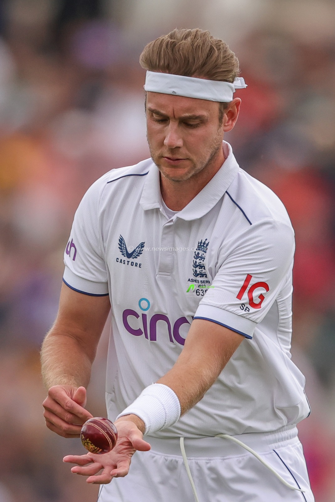 Stuart Broad of England receives the ball during the LV= Insurance Ashes Fifth Test Series Day Four match England vs Australia at The Kia Oval, London, United Kingdom, 30th July 2023

(Photo by Mark Cosgrove/News Images)
