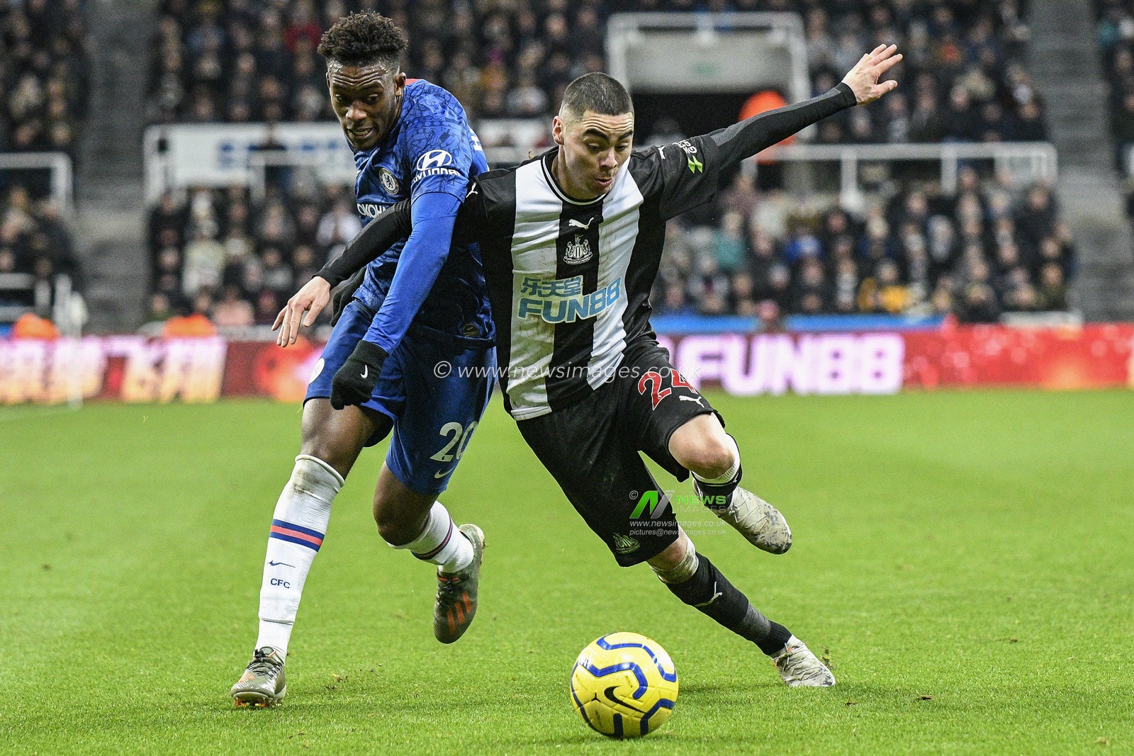 18th January 2020, St. James's Park, Newcastle, England; Premier League, Newcastle United v Chelsea : Miguel AlmirÃ³n (24) of Newcastle United battles for possession with Callum Hudson-Odoi (20) of Chelsea 

Credit: Iam Burn/News Images