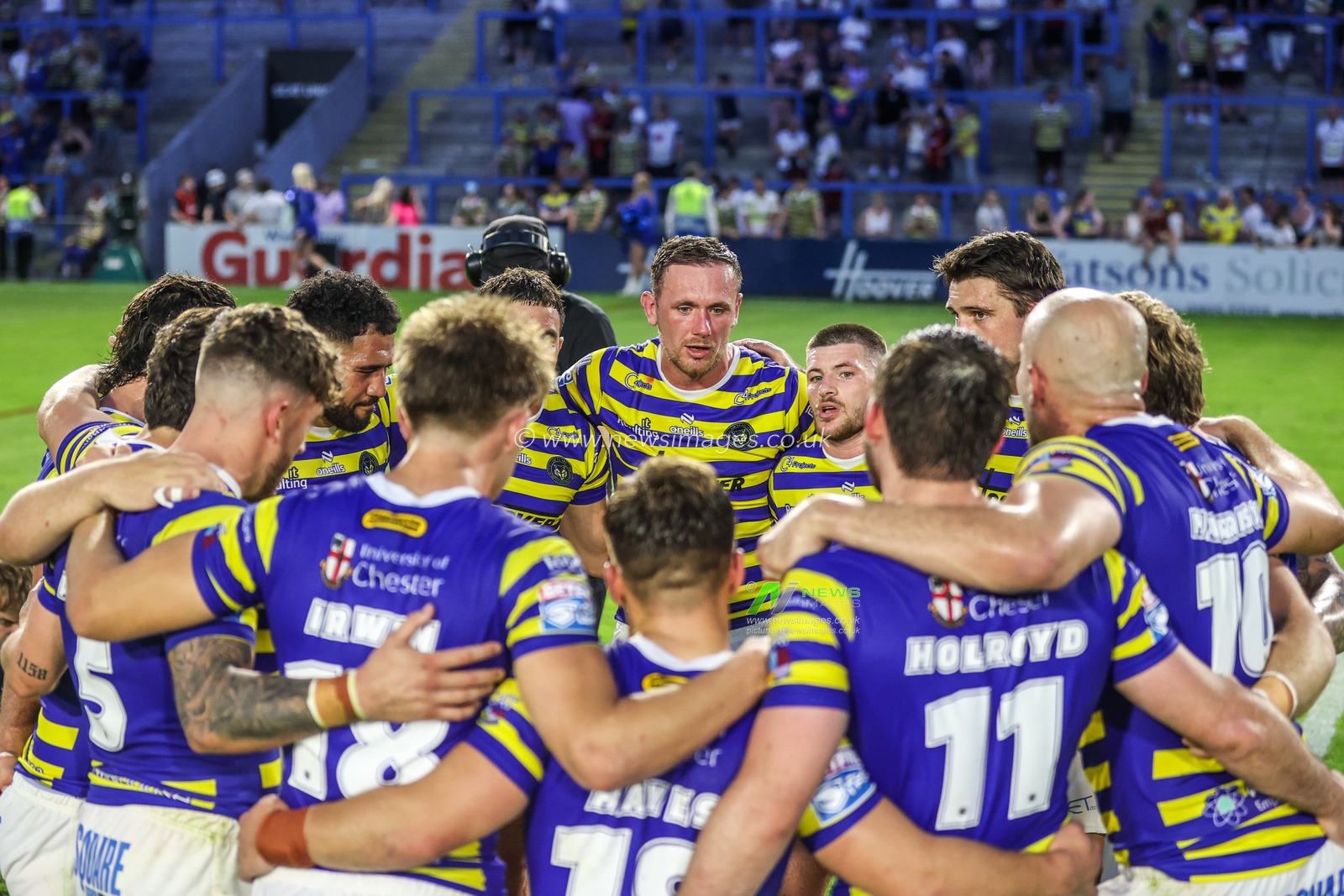 Ben Currie of Warrington Wolves speaks in a group huddle after the game during the Betfred Super League round 16 match Warrington Wolves vs Catalans Dragons at The Halliwell Jones Stadium, Warrington, United Kingdom on 25 June 2026

(Photo by Alfie Cosgrove/News Images)