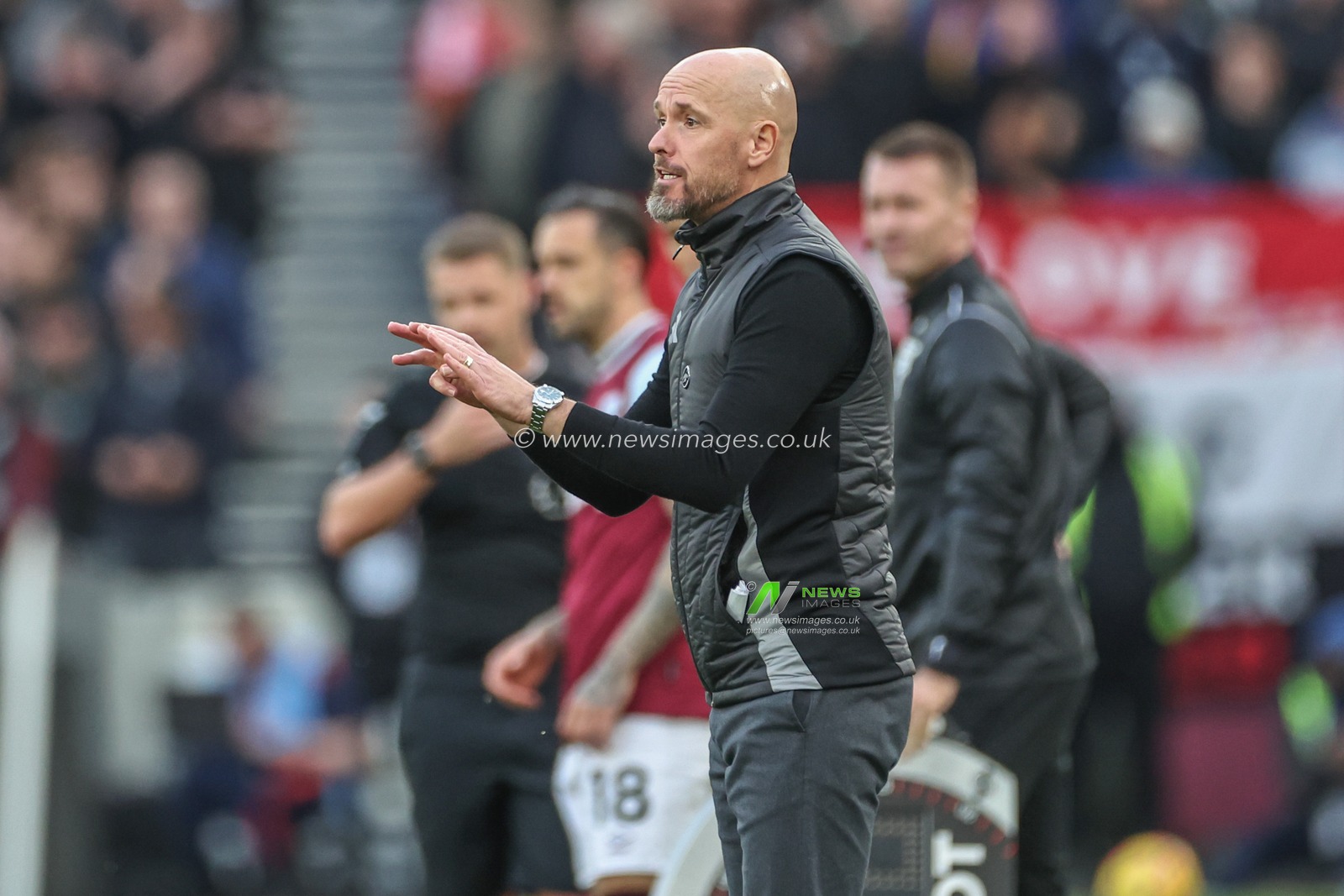 Erik ten Hag manager of Manchester United gives his team instructions during the Premier League match West Ham United vs Manchester United at London Stadium, London, United Kingdom, 27th October 2024

(Photo by Mark Cosgrove/News Images)
