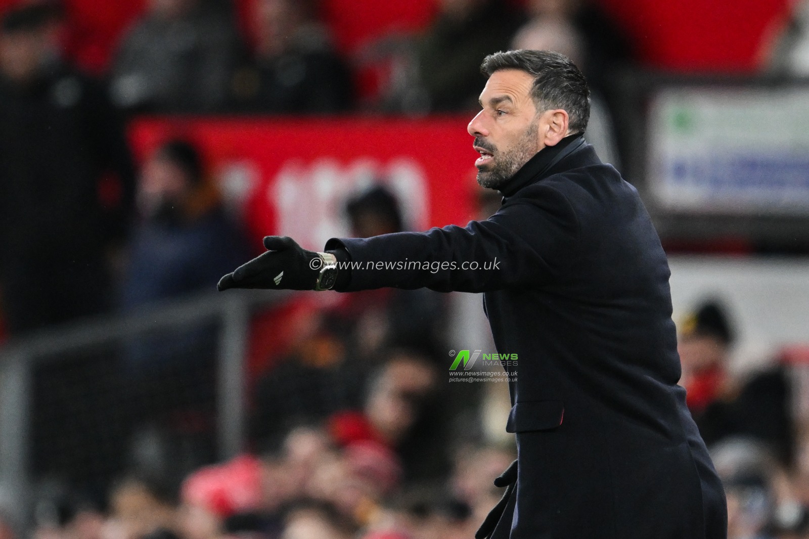 Ruud van Nistelrooy Manager of Leicester City gives his players instructions during the Emirates FA Cup Fourth Round match Manchester United vs Leicester City at Old Trafford, Manchester, United Kingdom, 7th February 2025

(Photo by Craig Thomas/News Images)