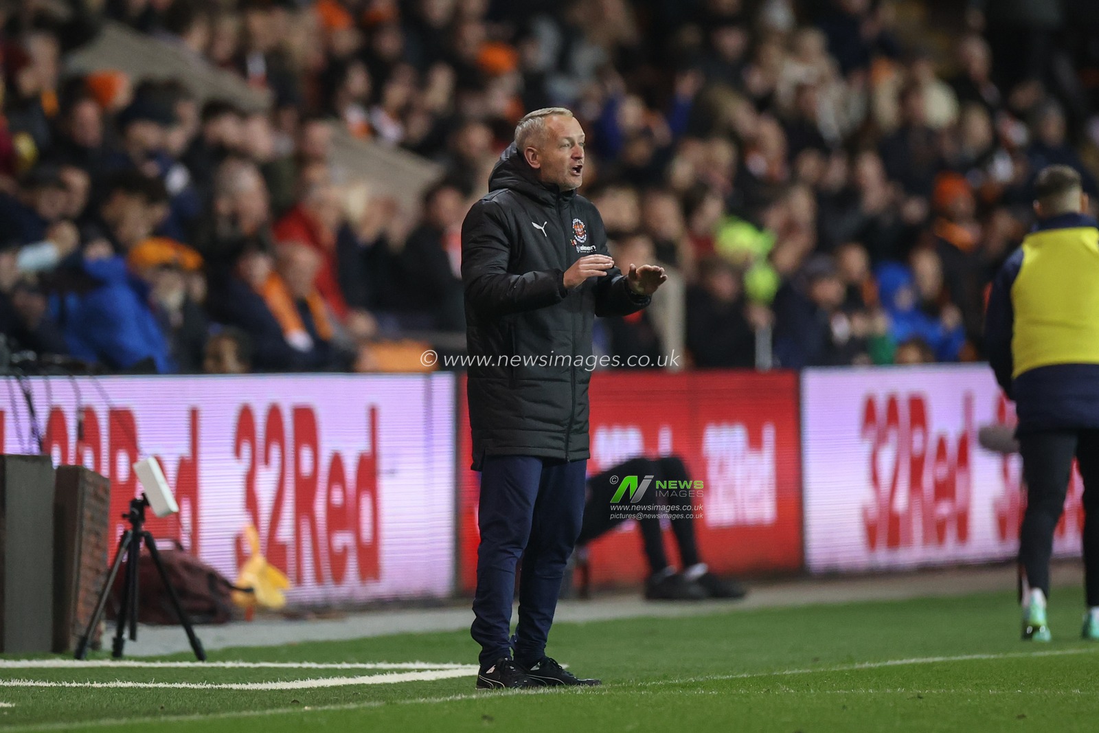 Neil Critchley Head Coach of Blackpool gives his team instructions