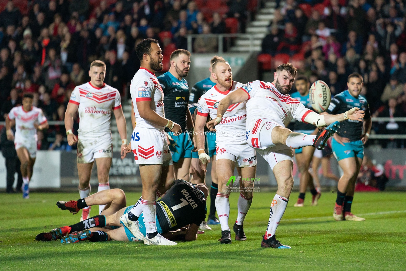 St. Helens's Alex Walmsley celebrates scoring his sides third try



22nd February 2019 , Totally Wicked Stadium, St Helens, England;  Betfred Super League, Round 3, St Helens vs Leeds Rhinos

Credit: Terry Donnelly/News Images
