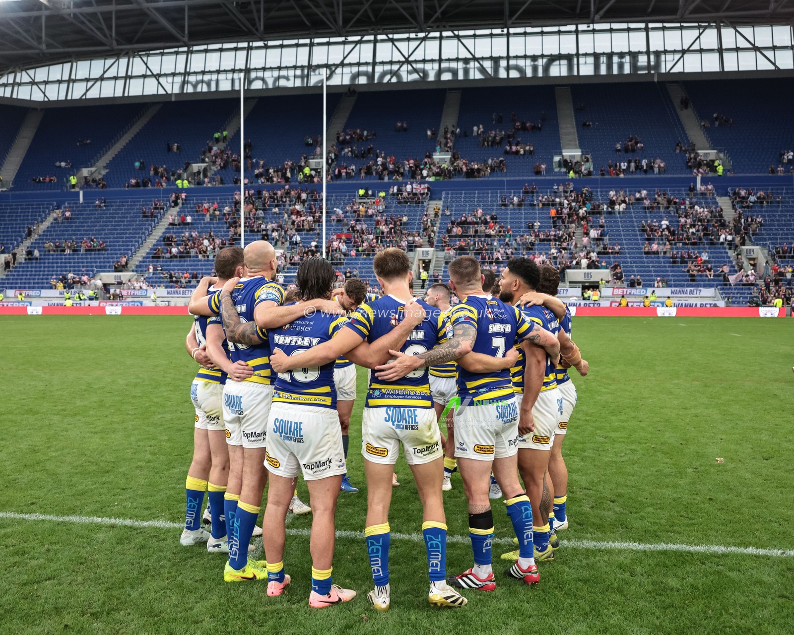 Warrington group huddle after losing during the Betfred Super League Magic Weekend match Leigh Leopards vs Warrington Wolves at Hill Dickinson Stadium, Liverpool, United Kingdom on 04 July 2026

(Photo by Mark Cosgrove/News Images)