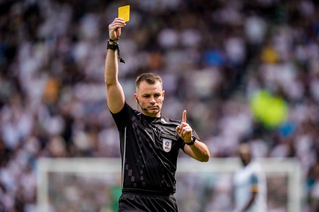 Referee Tom Nield gives a yellow card to  Japhet Tanganga of Sheffield United during the Sky Bet Championship match Derby County vs Sheffield United at Pride Park Stadium, Derby, United Kingdom on 02 May 2026

(Photo by Maynard Manyowa/News Images)