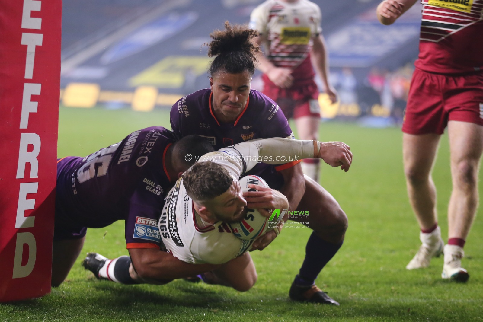 TRY Jacksons Hastings (31) of Wigan Warriors dives over to score a try.