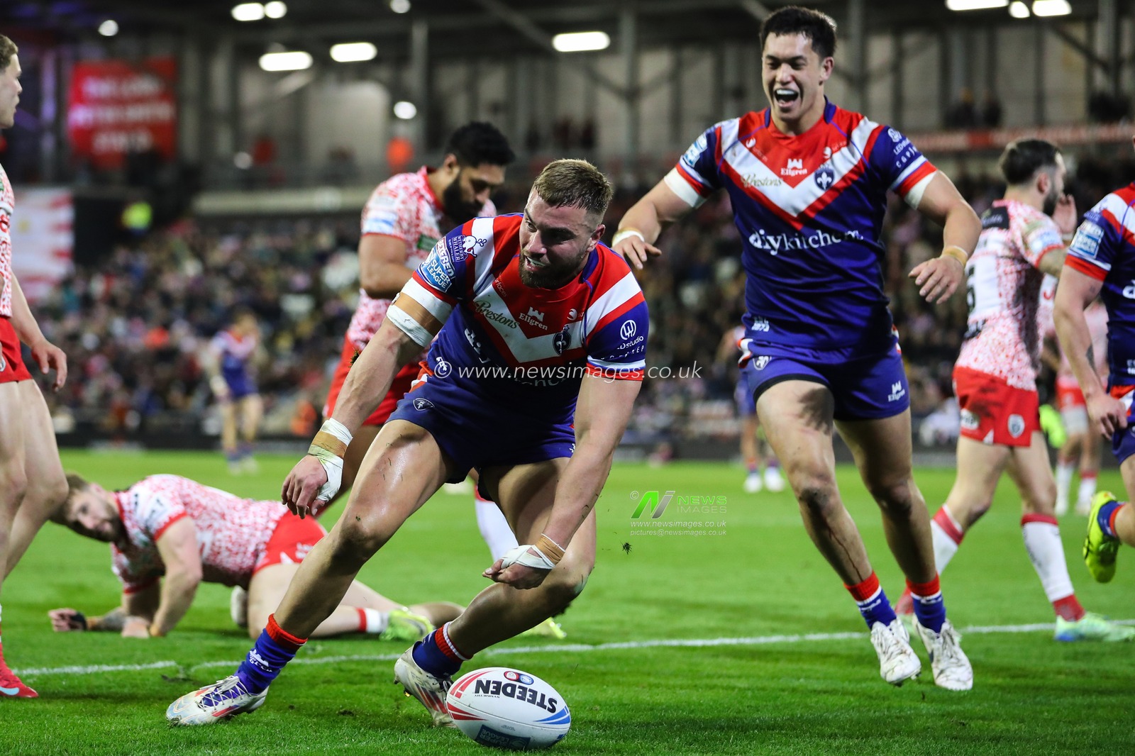 Mike McMeeken of Wakefield Trinity celebrates his try to make it 10-16 during the Betfred Super League Round 6 match Leigh Leopards vs Wakefield Trinity at Leigh Sports Village, Leigh, United Kingdom, 28th March 2025

(Photo by Gareth Evans/News Images)