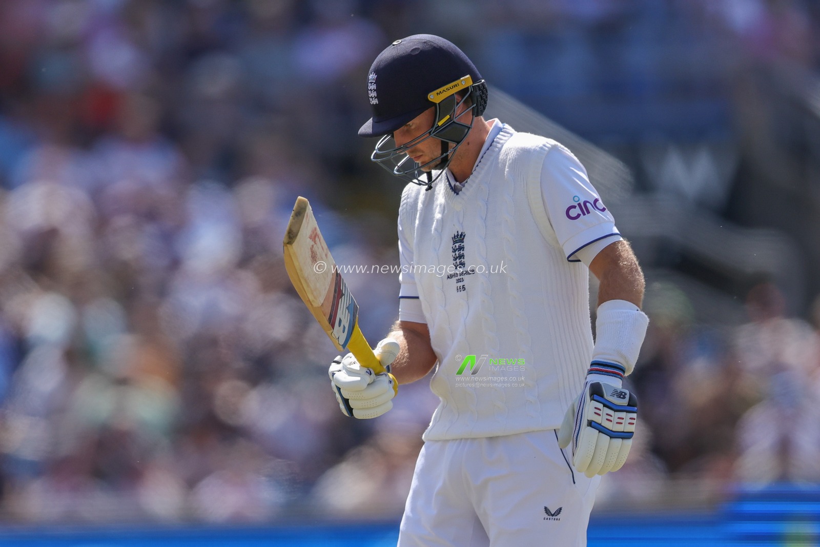 A dejected Joe Root of England looks at his bat after being dismissed by David Warner of Australia during the LV= Insurance Ashes Third Test Series Day 2 England v Australia at Headingley Stadium, Leeds, United Kingdom, 7th July 2023

(Photo by Mark Cosgrove/News Images)