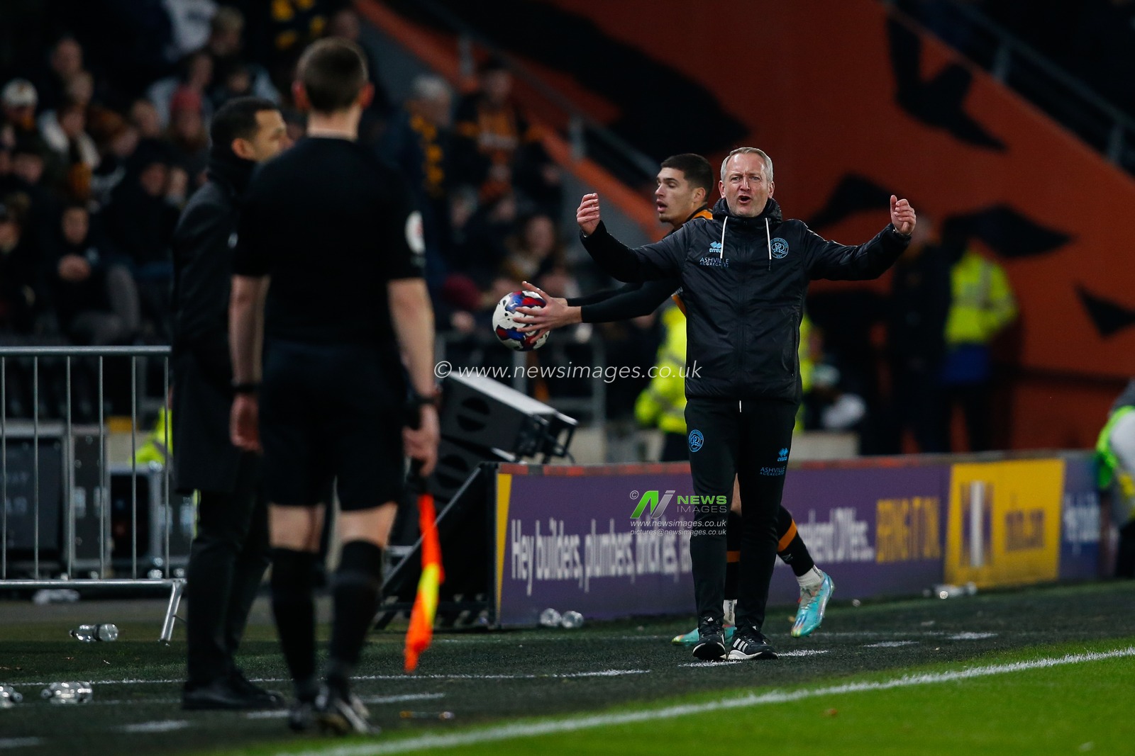 Neil Critchley manager of QPR protest to the linesman during the Sky Bet Championship match Hull City vs Queens Park Rangers at MKM Stadium, Hull, United Kingdom, 28th January 2023

(Photo by Ben Early/News Images)