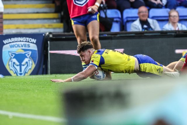 Josh Thewlis of Warrington Wolves scores a solo try during the Betfred Super League round 21 match Warrington Wolves vs Wigan Warriors at Halliwell Jones Stadium, Warrington, United Kingdom, 8th August 2025

(Photo by Alfie Cosgrove/News Images)