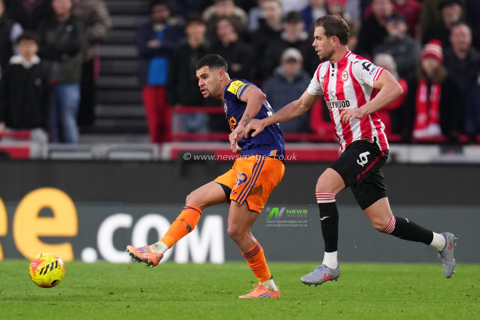 Bruno Guimarães of Newcastle United attempts pass under pressure during the Premier League match Brentford vs Newcastle United at The Gtech Community Stadium, London, United Kingdom, 9th November 2025

(Photo by Harvey Murphy/News Images)

*** GER AUT SUI OUT ***