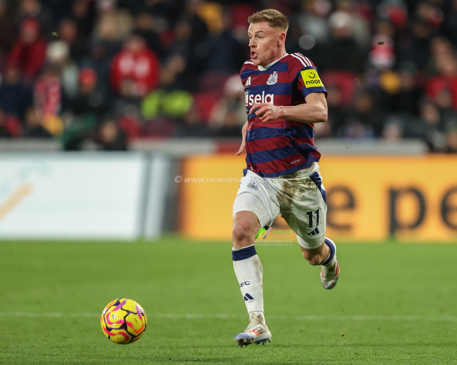 Harvey Barnes of Newcastle United breaks with the ball during the Premier League match Brentford vs Newcastle United at The Gtech Community Stadium, London, United Kingdom, 7th December 2024

(Photo by Alfie Cosgrove/News Images)