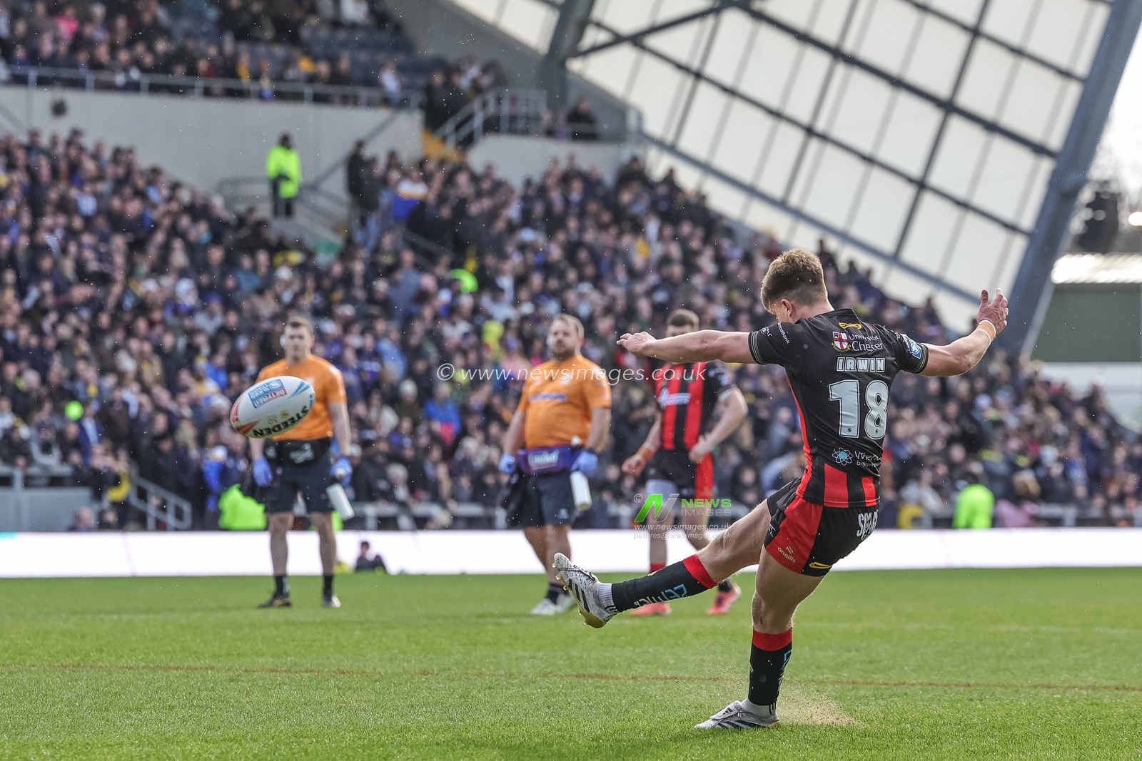 Ewan Irwin of Warrington Wolves scores a penalty  during the Betfred Super League round 6 match Leeds Rhinos vs Warrington Wolves at AMT Headingley Stadium, Leeds, United Kingdom on 29 March 2026

(Photo by Mark Cosgrove/News Images)