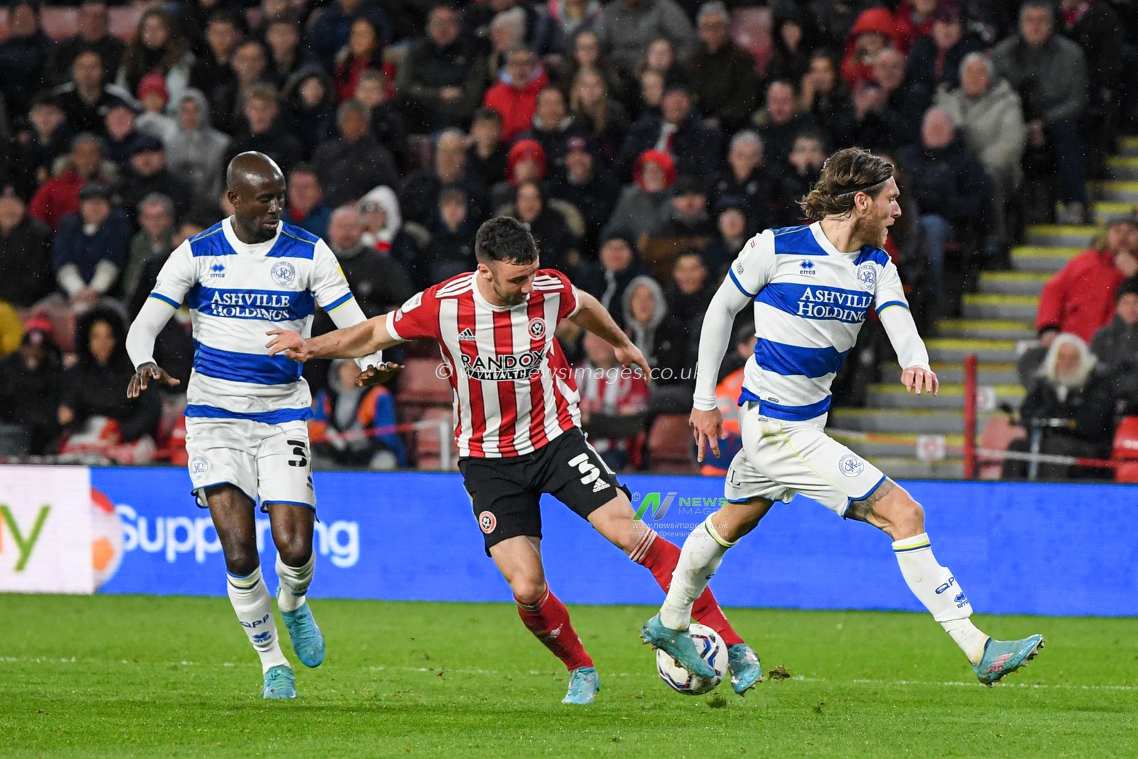 Enda Stevens #3 of Sheffield United starts an attacking move