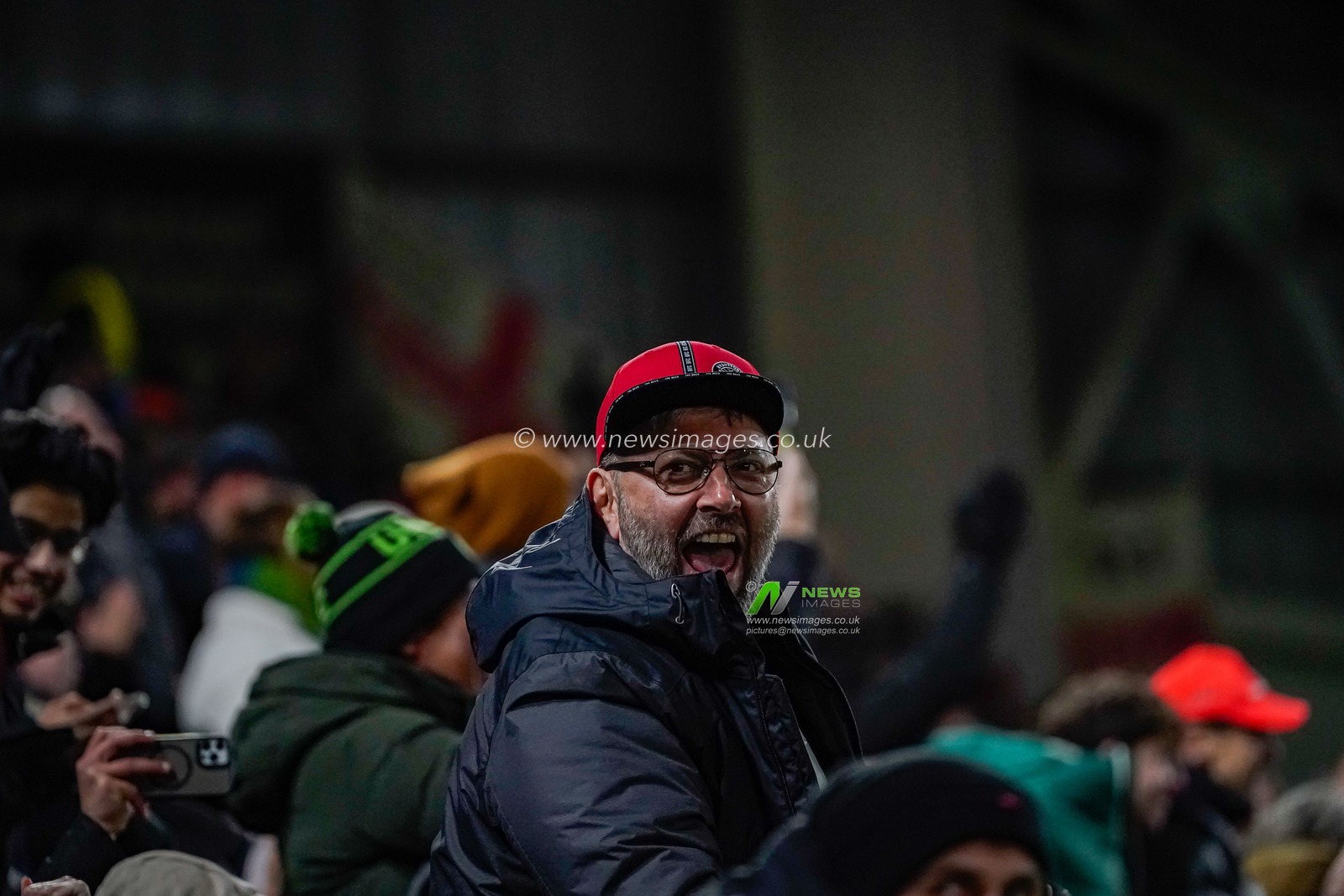 Brentford fans celebrate after Enzo Le Fee of Sunderland attempted a Panenka penalty and it was saved during the Premier League match Brentford vs Sunderland at The Gtech Community Stadium, London, United Kingdom, 7th January 2026

(Photo by Maynard Manyowa/News Images)

*** GER AUT SUI OUT ***