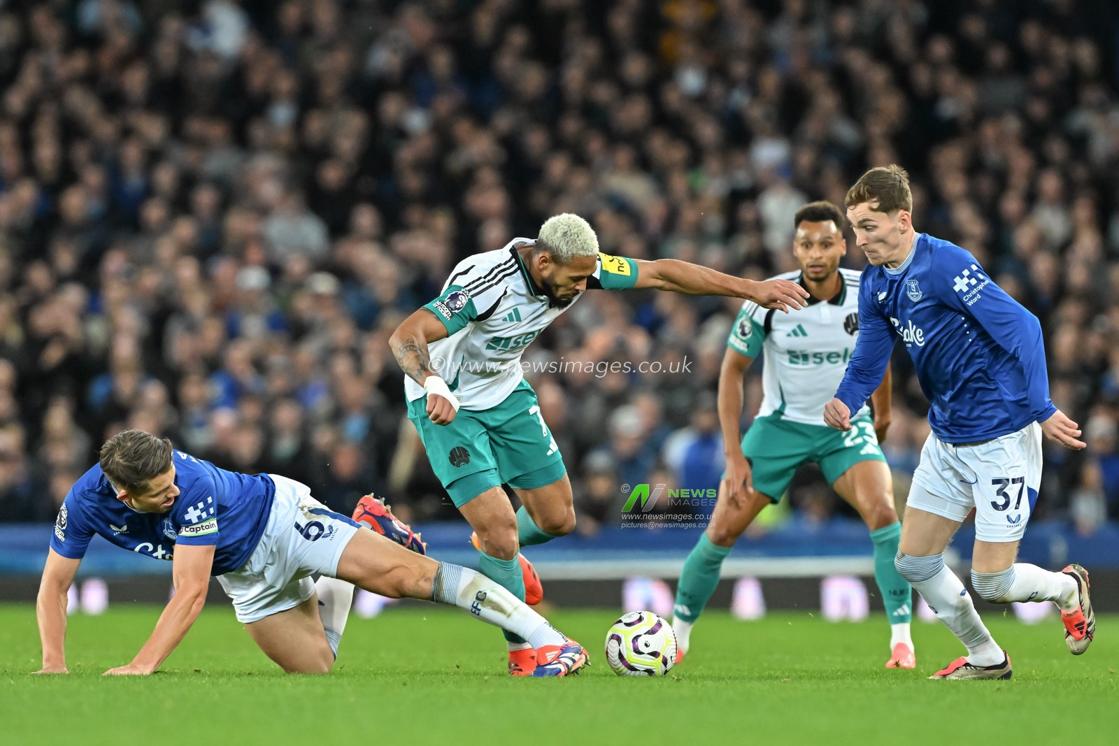 James Tarkowski of Everton tackles Joelinton of Newcastle United during the Premier League match Everton vs Newcastle United at Goodison Park, Liverpool, United Kingdom, 5th October 2024

(Photo by Cody Froggatt/News Images)