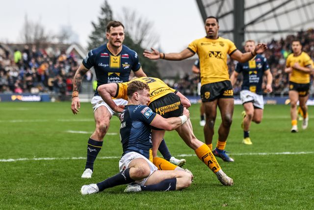 Zac Cini of Castleford Tigers is tackled by Harry Newman of Leeds Rhinos during the Betfred Super League round 4 match Leeds Rhinos vs Castleford Tigers at AMT Headingley Stadium, Leeds, United Kingdom on 08 March 2026

(Photo by Alfie Cosgrove/News Images)