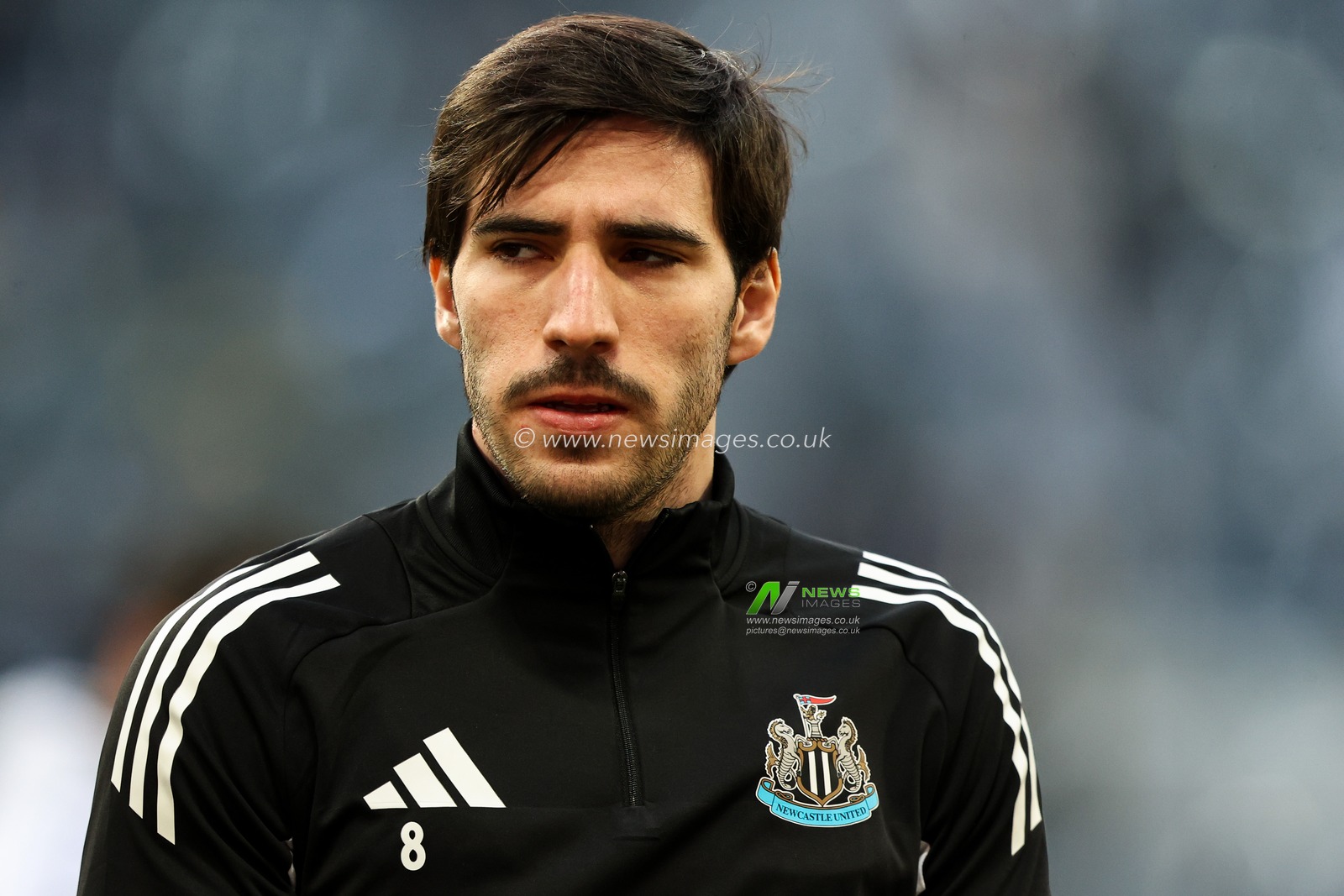 Sandro Tonali of Newcastle United warms up prior to the Premier League match Newcastle United vs Brentford at St. James's Park, Newcastle, United Kingdom, 2nd April 2025

(Photo by Alfie Cosgrove/News Images)