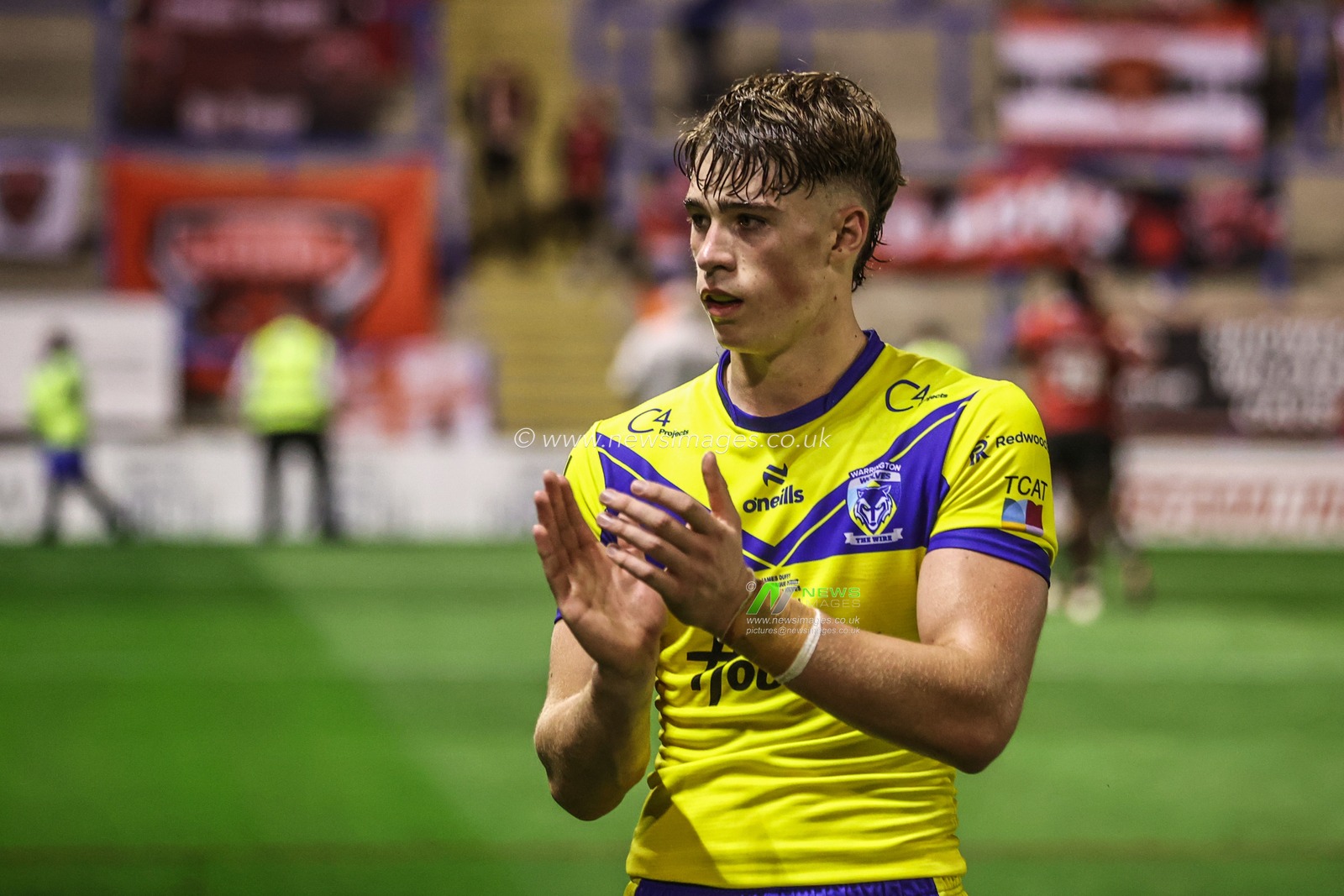 James Duffy of Warrington Wolves applauds the fans after the game during the Betfred Super League Round 24 match Warrington Wolves vs Salford Red Devils at Halliwell Jones Stadium, Warrington, United Kingdom, 29th August 2025

(Photo by Alfie Cosgrove/News Images)